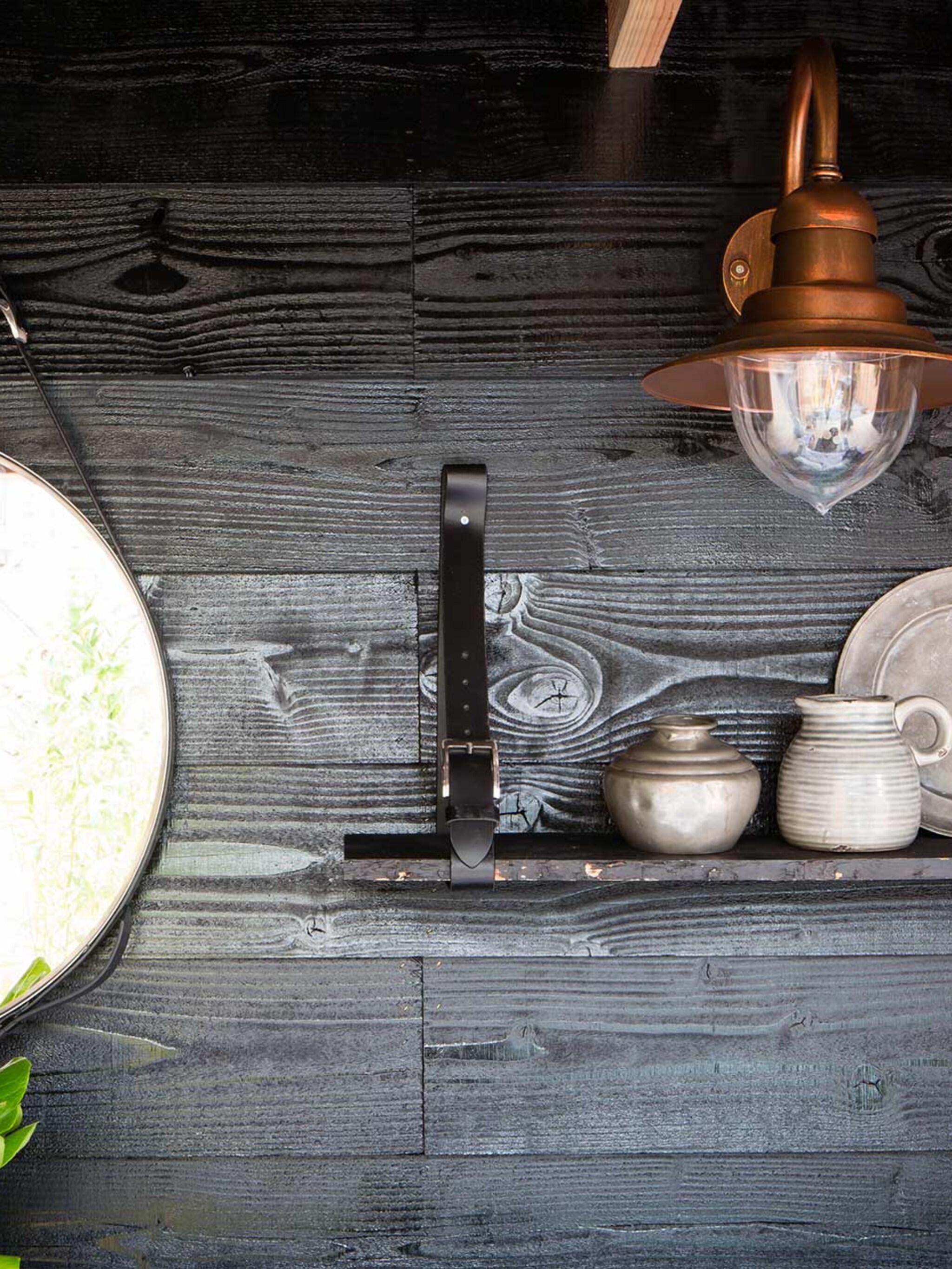 een plank door de riem steken