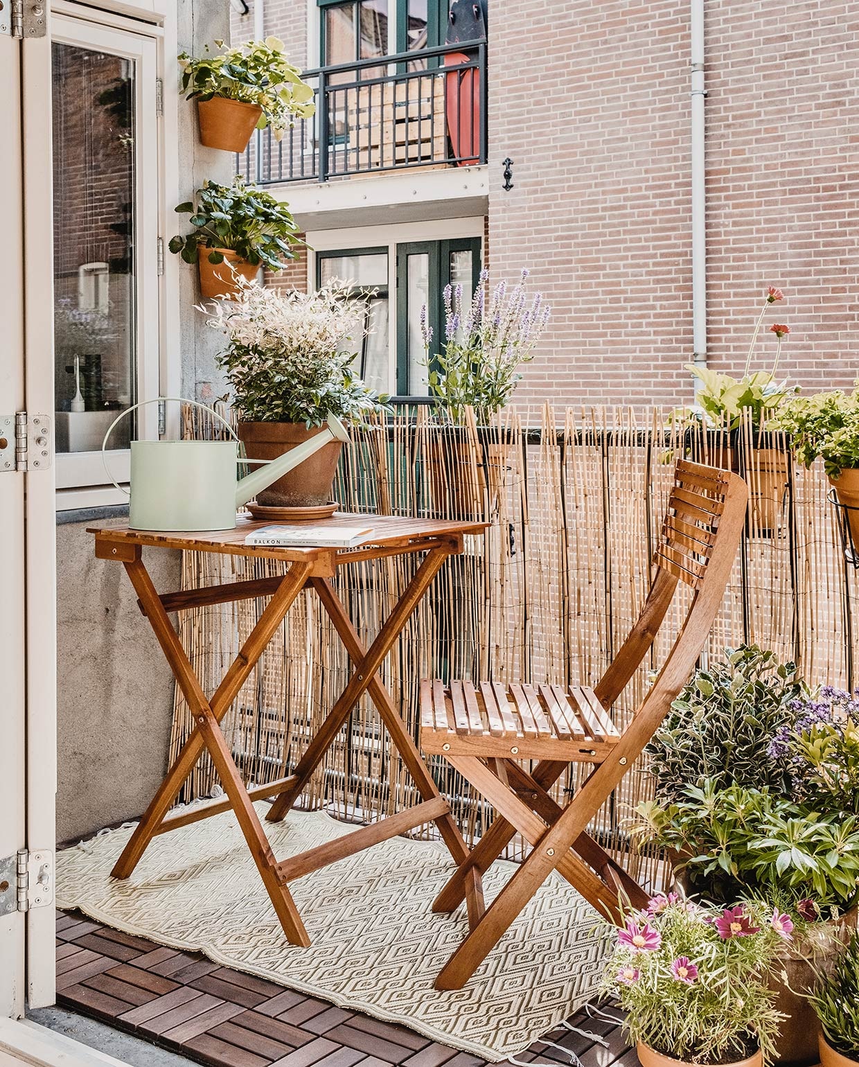 Balkontafel, stoel, kleed en tuingereedschap De Balkonie. Theepot Arzberg, glas Ikea. vtwonen 02-2021 | productie Coco Features | fotografie Roos Oosterbroek