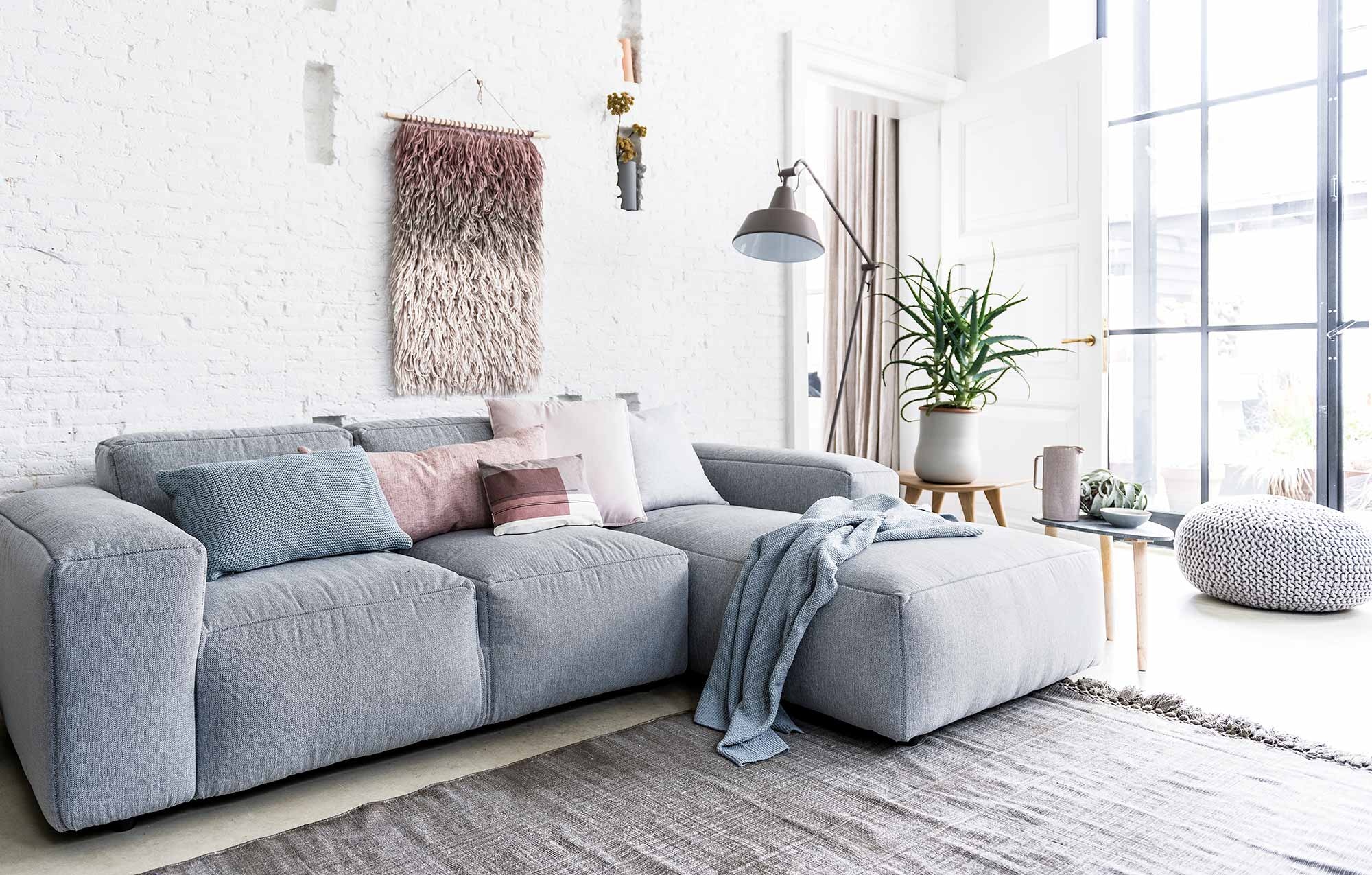 ,  Modern Earth Nora, blauw-grijs gebreid  Chunky Denim van By Mölle, zachtroze linnen  By Mölle, klein  Colourblock van Ferm Living (). Zachtroze velours kussen (). Grijs linnen kussen By Mölle, grijze deken By Mölle, grijs vaasje en roze vaasje in de nis per set van 4 (). Grijze gehaakte poef, wandkleed, tafeltje met grijs blad, grijze plantenpot, zachtroze kan, schaaltje (). Vloerlamp Chicago in grijsbruin van It’s about Romi (). Eiken krukje Osso (). Vloerkleed Mekong Nights Stonewash Mud L ().