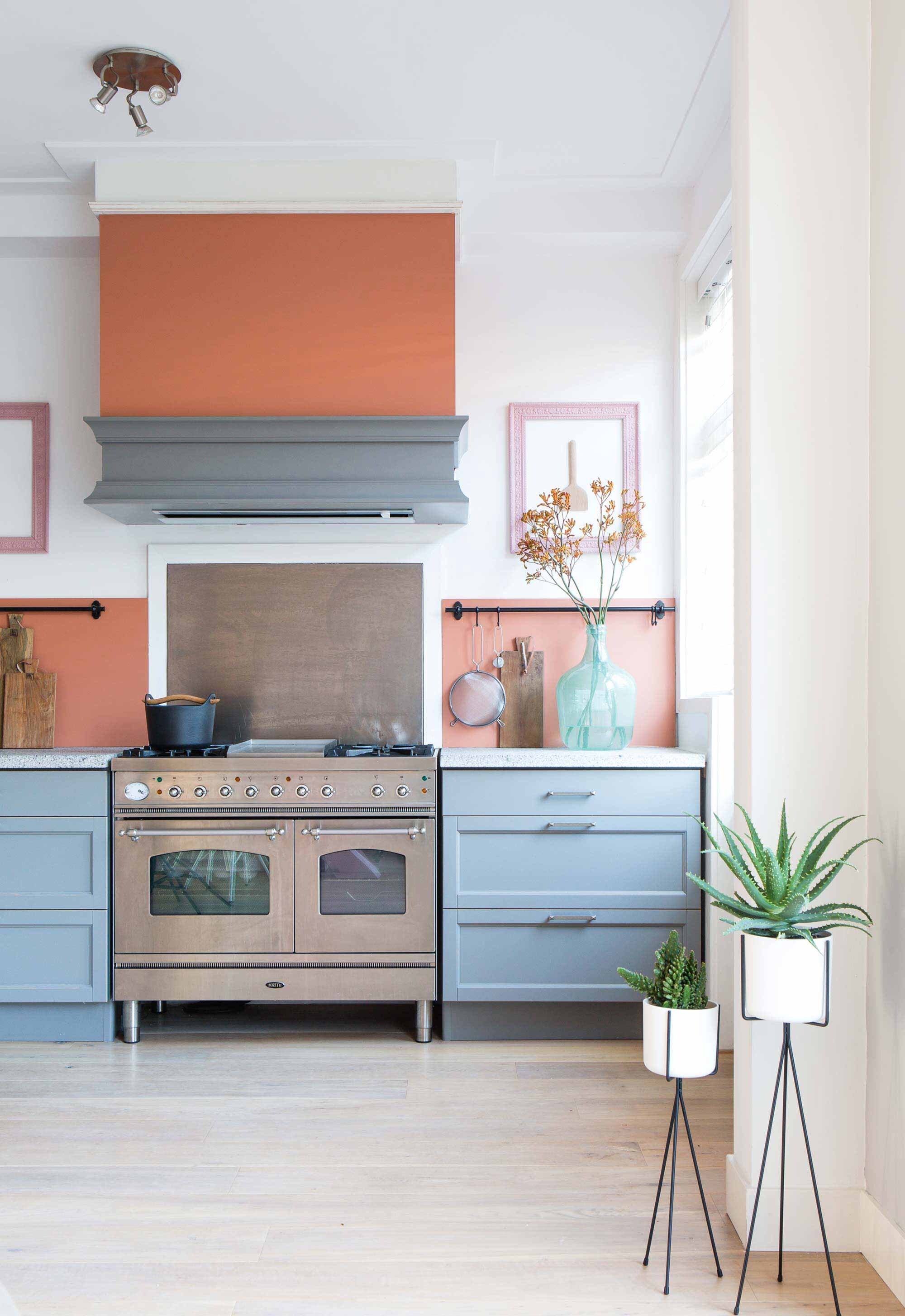 Pastel keuken met witte bloempotten
