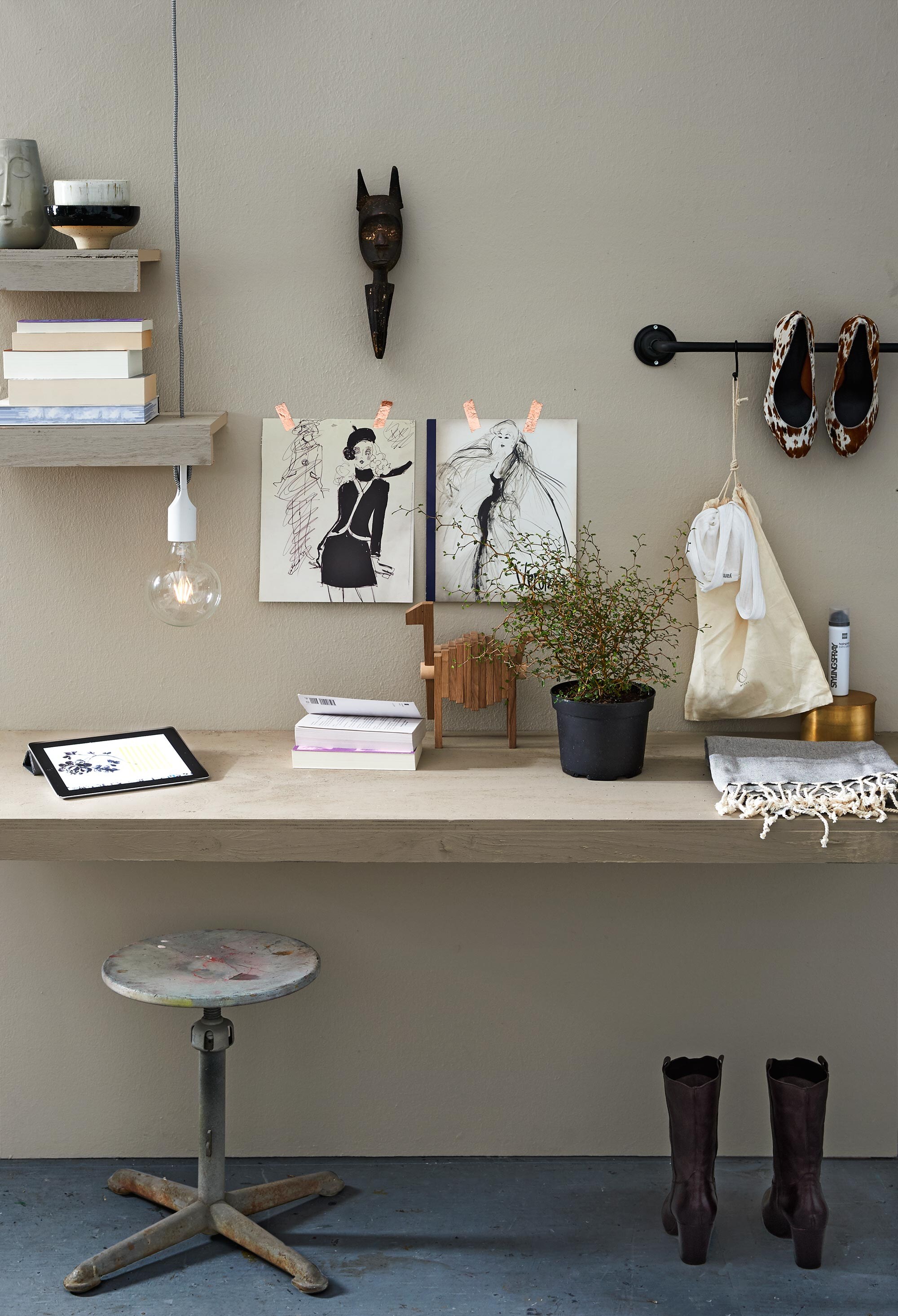 Kruk ontwerp Friso Kramer (De Machinekamer). Hanglamp, masker (Pols Potten). Vaasje met gezicht, rek/stang (De Weldaad). Kommen van keramiek per stuk, koperen bakje met deksel, hamamdoek (Six and Sons). Houten lama (Moebe). Muurverf kleur Warm Grey van vtwonen by Graham &amp; Brown (vtwonen). Planken (bouwmarkt), geschilderd met lakverf in kleur Flax (vtwonen). Schoenen (Betsy Palmer). Tekeningen uit boek Joe Eula – Master of Twentieth- Century Fashion Illustration van Cathy Horyn en overig privébezit.