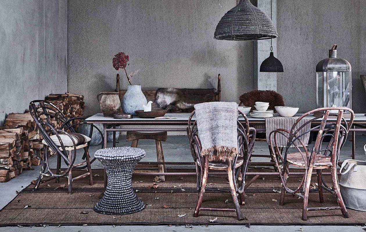 Kastanjehouten stoelen, aardewerken potten, vaas van Imperfettolab, kruk Beaded, zinken tafel, houten krukje uit Azië, hanglampen Beaded Dawn, lantaarn, vloerkleed, plaid, wit servies (). Rendierenvacht (). Kussen met streep, tafelloper (). Bruine schapenvacht, ronde platte schaal, metalen bruine schaal (). Canvas mand (). vtwonen 01-2017 | Fotografie Jeroen van der Spek | Styling Cleo Scheulderman