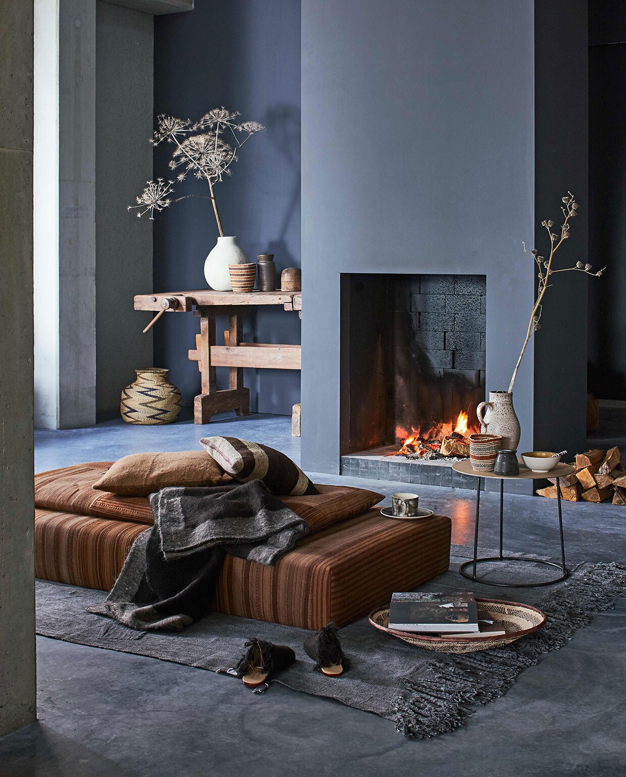 Daybed van Thibault Van Der Straete, bekleed met alpacawol, vloerkleed Private, kussen Camel van Thibault Van Der Straete, plaid van Thibault Van Der Straete, 100% alpacawol, sloffen van Thibault Van Der Straete, mok Squat van Wonki Ware, bord Cake Sight van Wonki Ware, crèmekleurige vaas van Imperfettolab (). Kussen Frazada, schaal Binga, soapstone pot, kom van Jars Céramistes, lepel van olijfhout Kenya, mand Kenya, rieten mand Buhera Gourd Zimbabwe (). Werkbank, houten hoedenmal (). Karaf met oor, bruine vaas (). Ronde metalen bijzettafel met houtprint (). Boeken privébezit. JA | vtwonen 01-2017 | fotografie Jeroen van der Spek | styling Cleo Scheulderman