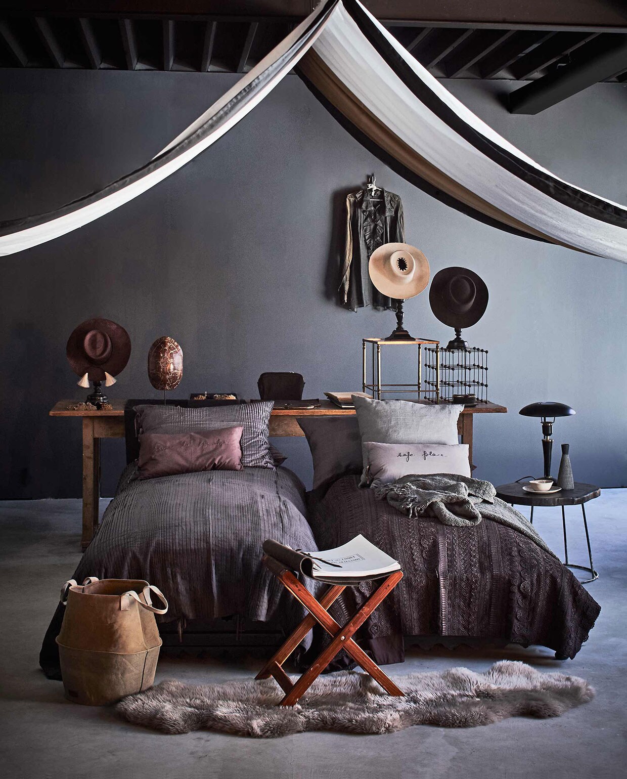 Dekbedovertrek Bandit Queen, tuniek Bandit Queen, kussenhoezen Bandit Queen, antieke tafel prijs op aanvraag, safari-krukje, stoffen hemel op maat gemaakt, hoeden per stuk, bijzettafel (). Tafellamp, vaasje (). Metalen kubus, schildpad (). Schapenvacht (). Grijze linnen plaid, canvas mand (). Overig privébezit. vtwonen 01-2017 | Fotografie Jeroen van der Spek | Styling Cleo Scheulderman