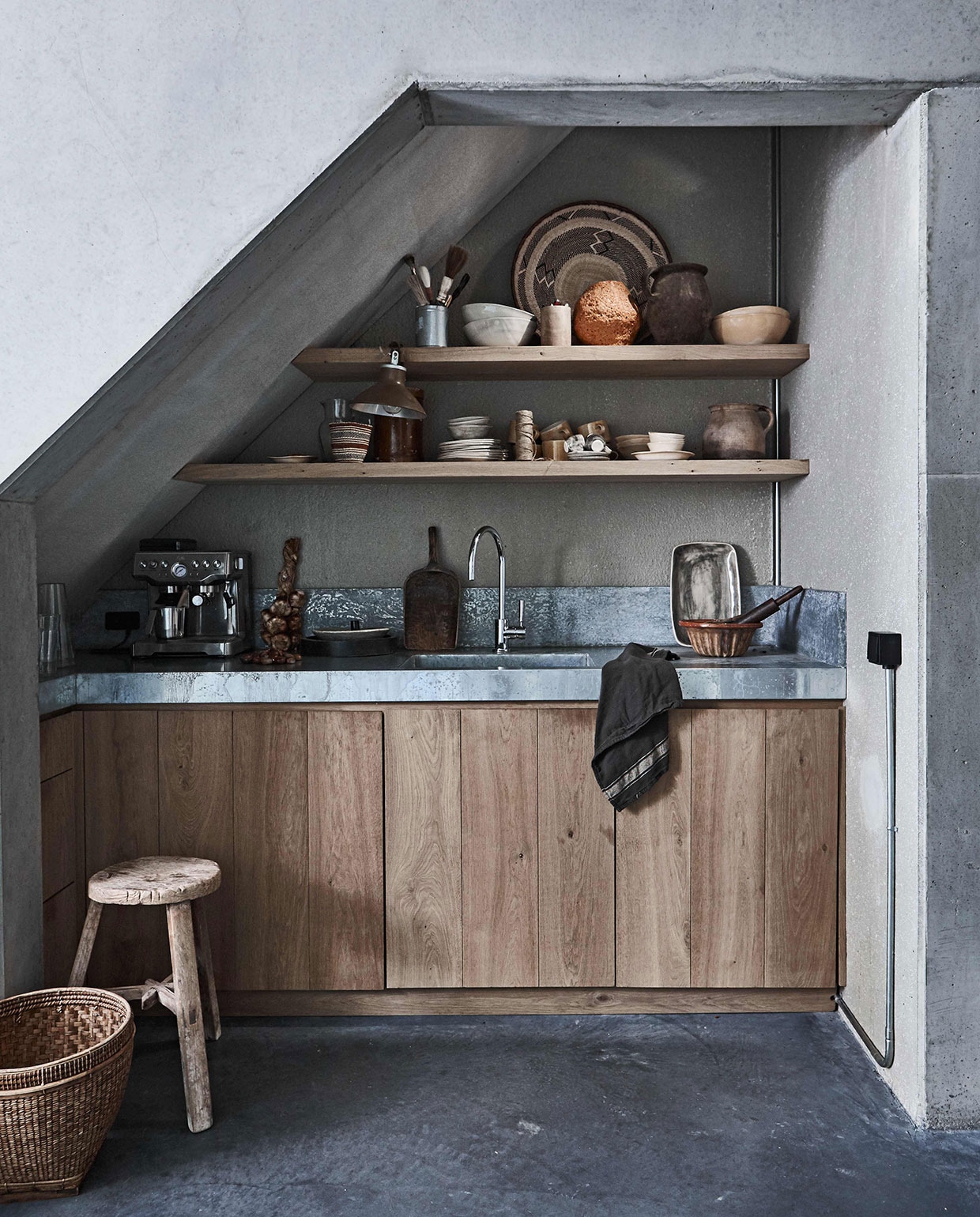 Servies van Wonki Ware, houten krukje uit Azië, rieten mand op grond, aardewerken potten, keuken. Schaal Binga op bovenste plank, kleine gestreepte mand Kenya, vintage houten schep. Knijplamp, kwasten. Tulband bakvorm van aardewerk. Deegroller. Theedoek Vardagen. Overig privébezit. vtwonen 01-2017 | Fotografie Jeroen van der Spek | Styling Cleo Scheulderman