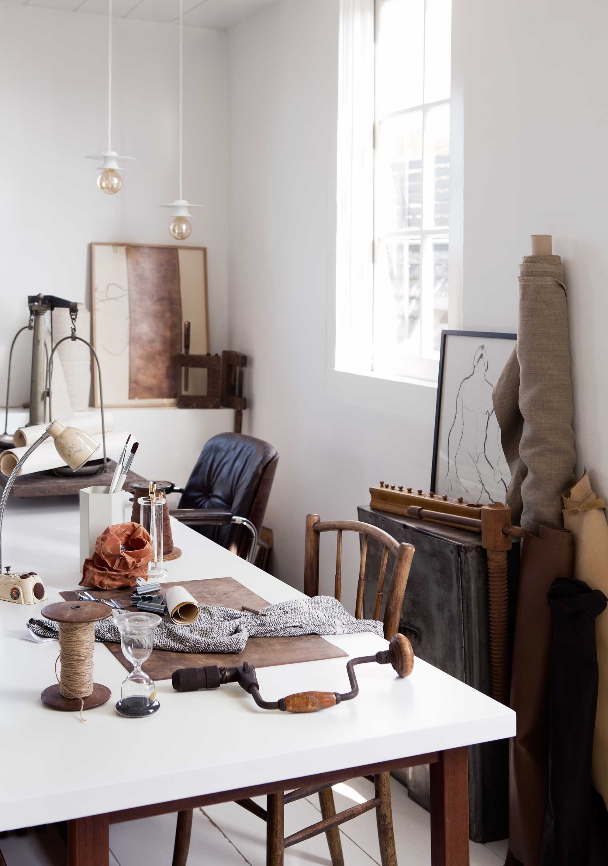 Leren lappen vanaf (). Hanglampen Frederik Roijé Design (). Weegschaal, rollen papier, houten stoel (). Stalen gereedschapskast, bureaulamp/pennenbak Kolobri, bakelieten klos met garen, houten gewichten in blok, houten perswortel (). Hennep op rol (). Kunstwerk zwart-wit lijntekening (Nicole Wegman). Zandloper, zakje met clips, glazen cilinder pennenbak, handdoekje, potlood (). Overig privébezit.