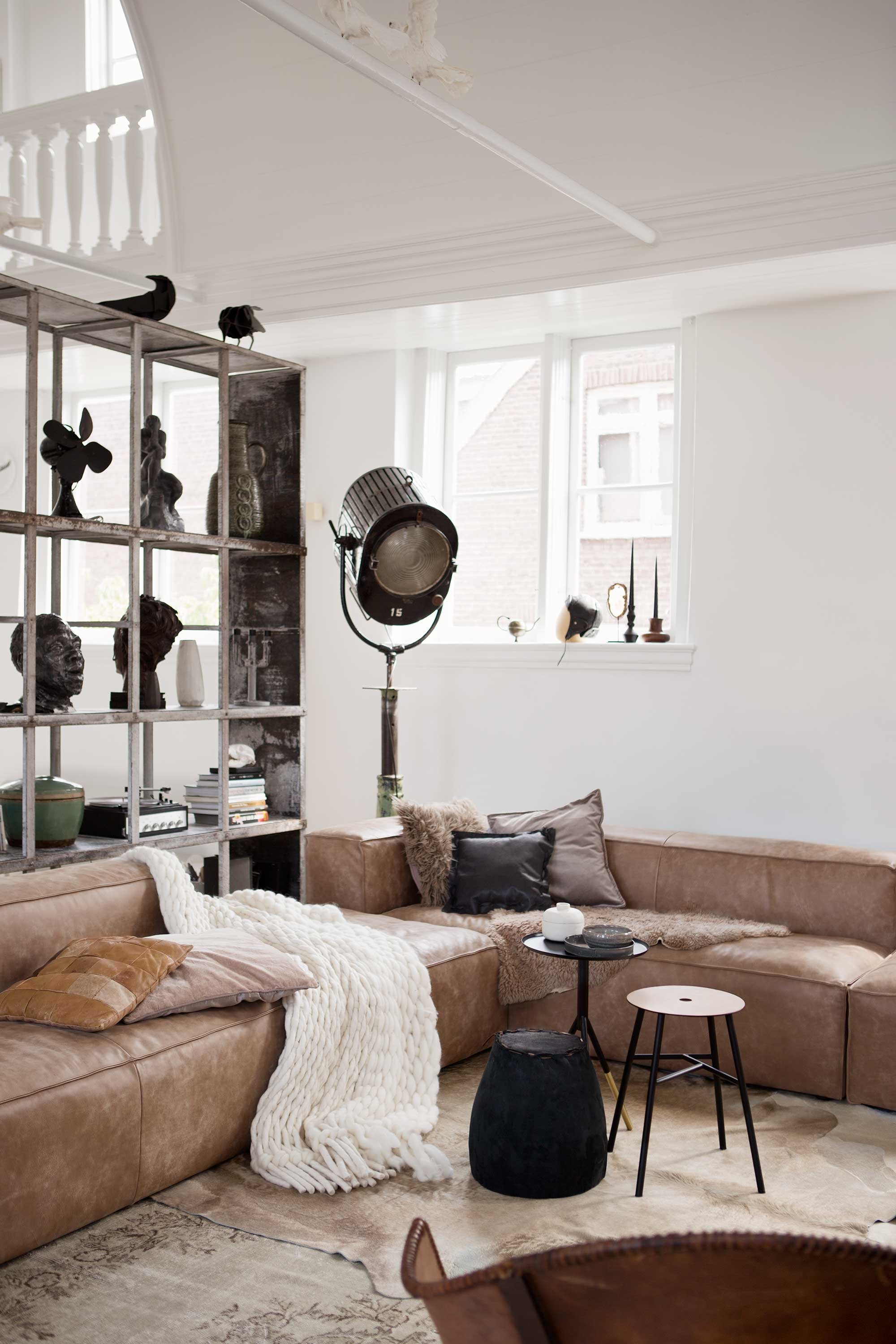 Bank Urban Loft Sofa, grote hocker (). Koeienhuid (). Vloerkleed zand ().  van Dutchbone,  van House Doctor,  van House Doctor (vtwonen.nl). Plaid Levensdeken van Texelse schapenwol (). Vloerlamp oude filmspot (). Zwarte kaarsen (). Hoofd prijs op aanvraag (). Kussens bank, kast met inhoud en vliegenierspet privébezit.