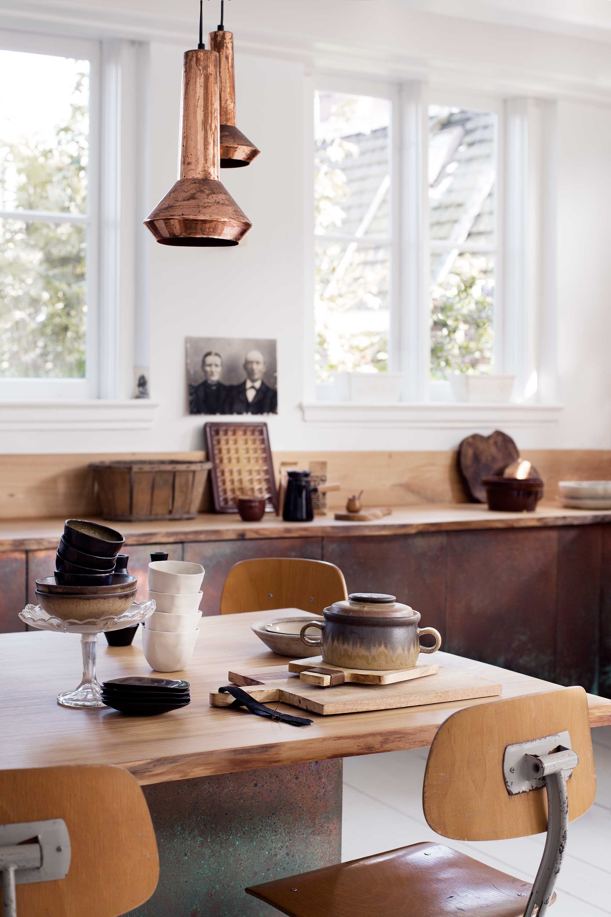 Bronzen lampen, prijs op aanvraag (). Servies Pure by Pascale Naessens voor Serax, gouden bestek van Bloomingville (vtwonen.nl). Glazen etagère, mand, oude zwart-wit foto, bonbon-mal (). Bakjes van keramiek, pannetje met deksel van keramiek. Houten snijplanken van mangohout (). Schaaltje misty grey (). Koffiekan (). Koffie (). Marmeren bord (). Schalen van keramiek van Amaï Saigon (). Rok (). Shirt (). Leren schort ().
