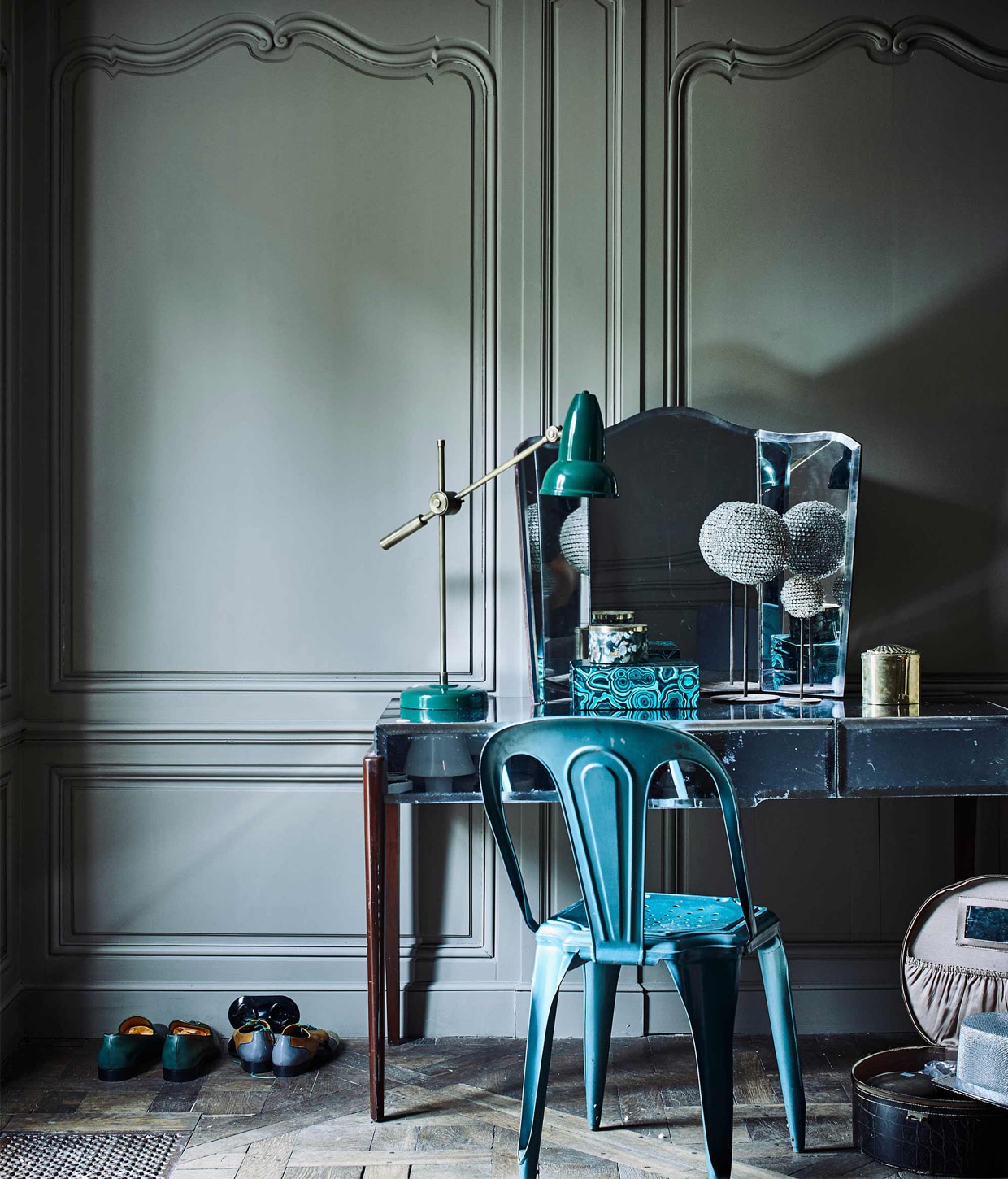 Kaptafel met spiegel, metalen stoel (). Leren hoeden-dozen vanaf (). Bureaulamp (Nordal). Goudkleurig doosje, groene doos met deksel (). Bollen met strass stenen op voet, per stuk vanaf (). Overig privébezit.