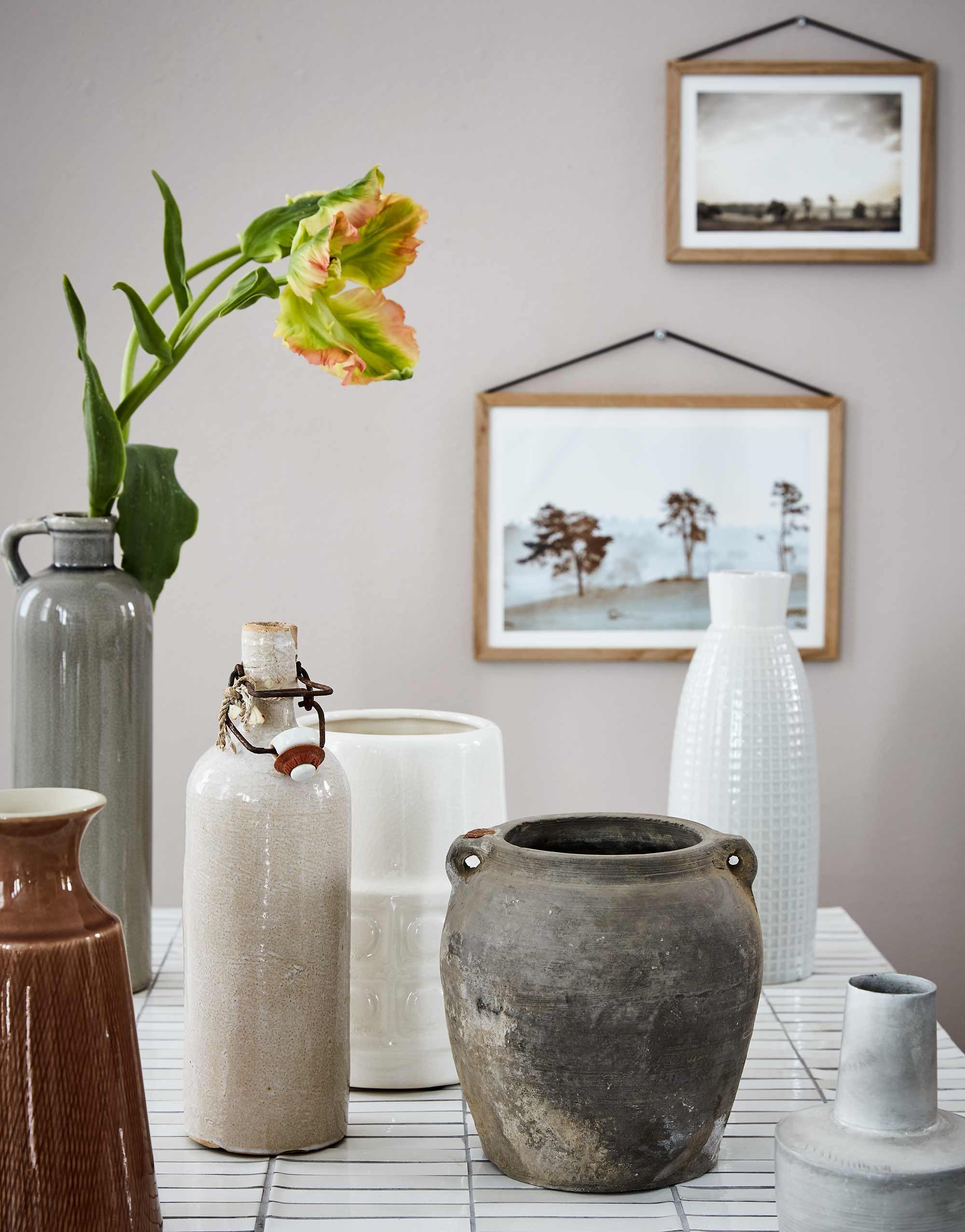 Matte muurverf China Clay Dark absolute matt emulsion van Little Greene (De Ru). vtwonen tegels by Douglas &amp; Jones Mosaico Blanco Nieve (www.vtwonentegels.nl). Foto’s (Six and Sons) in lijsten (Friday Next). Vaasjes: bruin, klein grijs metaal, brede retro vaas, hoge grijze met tulp, hoge met reliëf (Loods 5). Terracotta pot grijs (Aura Peeperkorn). Beugelvaas privébezit. vtwonen 11-2016 | fotografie Alexander van Berge | styling Fietje Bruijn | assistentie Hedwig van Onna | naaiwerk Meta Poulain