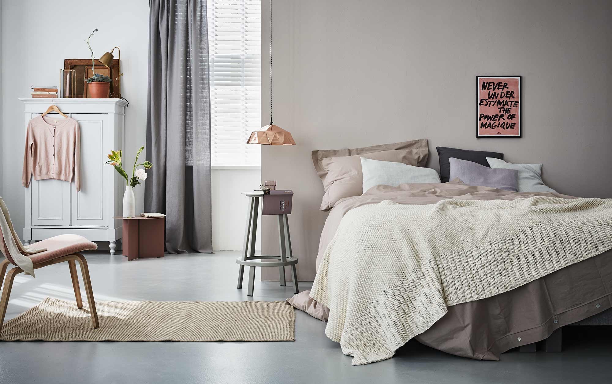 Gordijnen Sarena, 50% linnen, kussenslopen gemaakt van gordijnstof Sarena in diverse tinten, 50% linnen (Eijffinger). Witte houten jaloezieën (Luxaflex). Matte muurverf China Clay Dark absolute matt emulsion van Little Greene (De Ru). Dekbedhoes, inclusief 2 slopen, gebreide sprei 100% katoen gebreid door World Granny’s, een project in Peru (Coco-Mat). Draaibare metalen kruk, roze tafeltje (Hay). Brass lampje Shade, koperen windlichtkandelaar, vloerkleed (Six and Sons). Roze vestje Bellerose, truitje van Rue Blanche (Sukha Amsterdam). Vaas reliëf (Loods 5). Stoel van Muuto (Friday Next). Koperen hanglamp Diamant (HK Living). Lijsten, poster, kastje privébezit, soortgelijk bij Combitex. vtwonen 11-2016 | fotografie Alexander van Berge | styling Fietje Bruijn | assistentie Hedwig van Onna | naaiwerk Meta Poulain