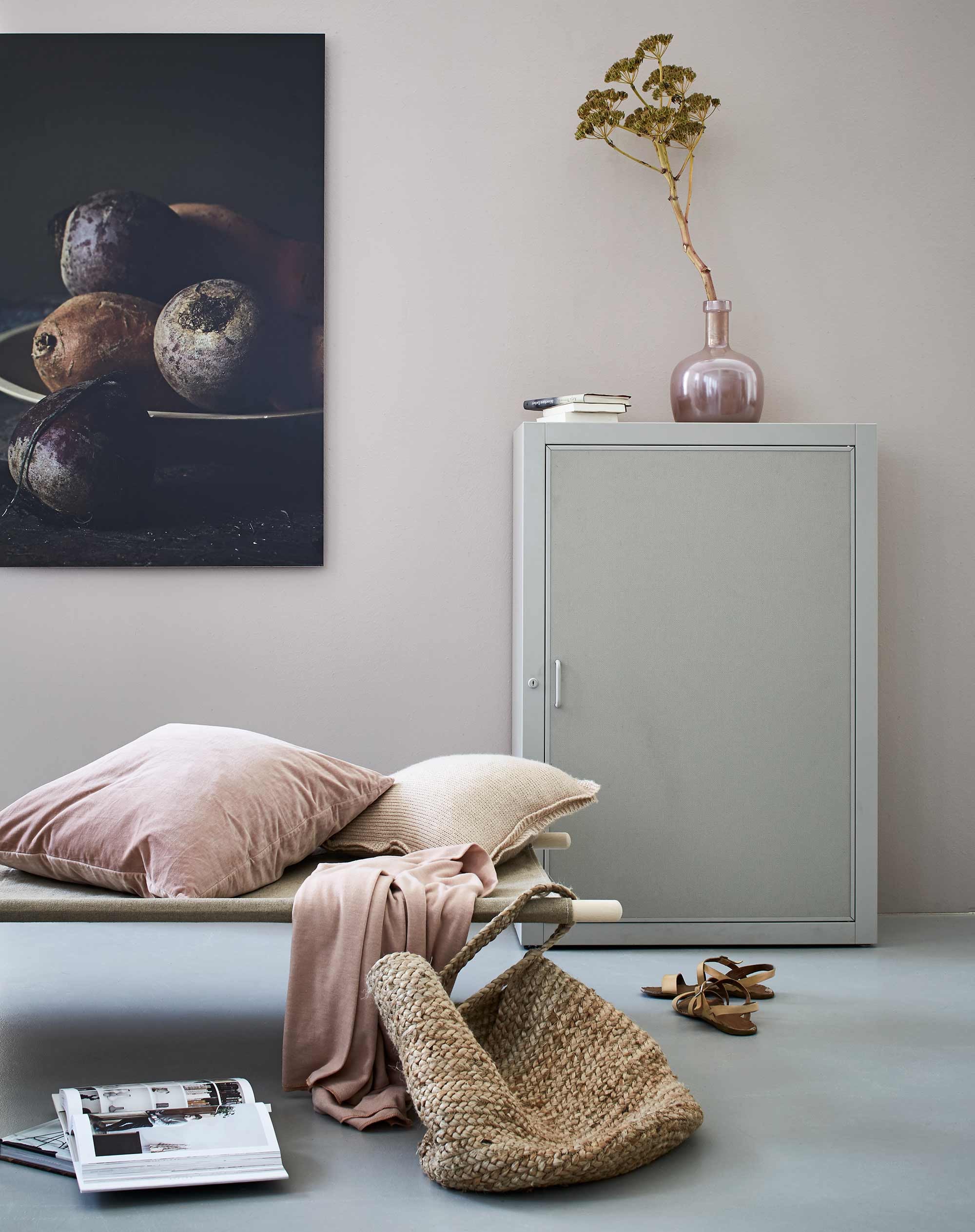 Muurverf French Grey absolute matt emulsion van Little Greene (De Ru). Veldbed (By Mölle). Velours kussen, gebreid kussen, plaid, rieten tas (Loods 5). Grijze kast uit Boring Collection (Lensvelt). Parelmoeren vaas (Pols Potten). Foto van Alexander van Berge (www.alexandervanberge.nl), sandalen privébezit. vtwonen 11-2016 | fotografie Alexander van Berge | styling Fietje Bruijn | assistentie Hedwig van Onna | naaiwerk Meta Poulain