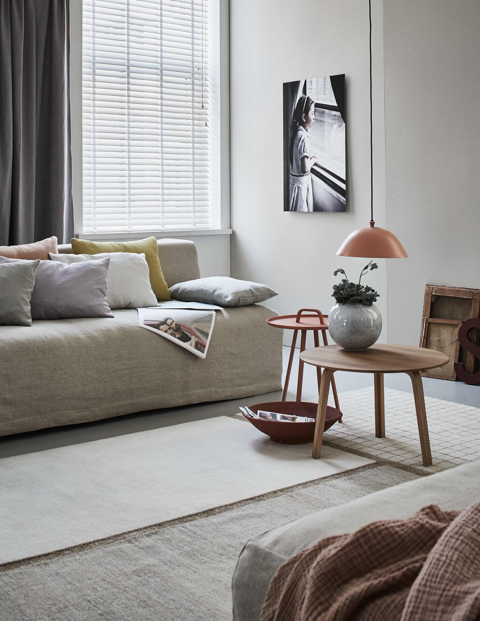 Gordijnen Sarena 50% linnen, diverse kussenhoezen gemaakt van gordijnstof Sarena, 50% linnen (Eijffinger). Witte houten jaloezieën (Luxaflex). Bank Michelle met grof linnen bekleding, nog net te zien loungebank Michelle (L’Authentique). Foto aan de wand van Dagmar Lap (www.dagmar-lap.com). Rozerood tafeltje, zalmroze hanglamp (Friday Next). Houten tafeltje, plaid (Hay). Grijze bolvaas, zinken letter (nog net te zien op de grond) (Six and Sons). Vloerkleed Youkoso (Mae Engelgeer). Lijsten privébezit. vtwonen 11-2016 | fotografie Alexander van Berge | styling Fietje Bruijn | assistentie Hedwig van Onna | naaiwerk Meta Poulain