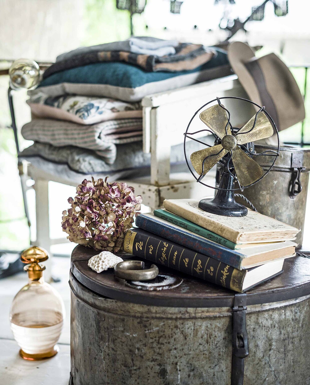 Ovale ton (), karaf (), armband. Stoel, gestreept laken van Society (), lamp (), lapjes en stoffen (kringloop), velours kussen van Bloomingville (vtwonen.nl) Rest is privébezit. vtwonen 10-2016 | Fotografie Sjoerd Eickmans | Styling Liza Wassenaar
