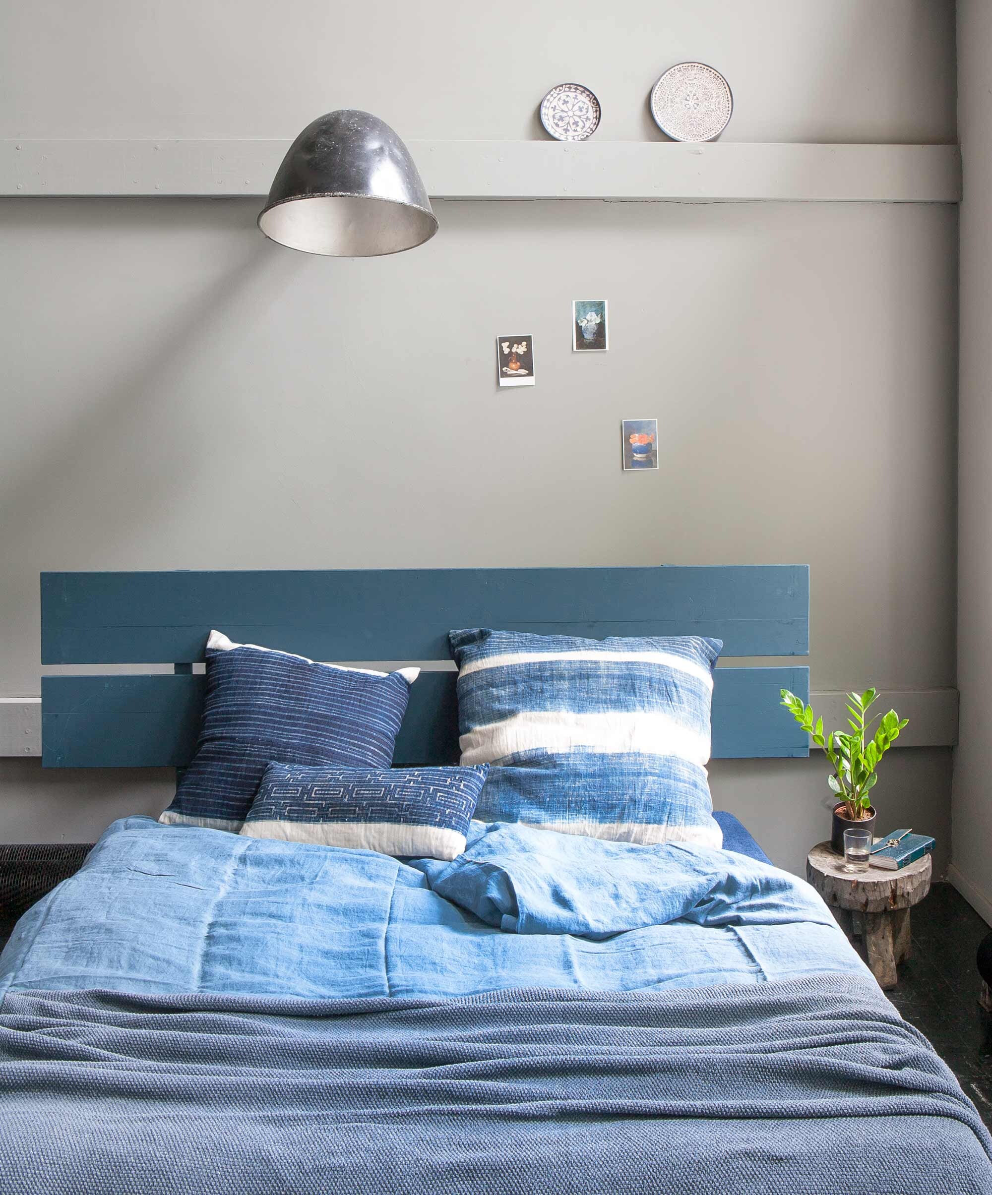 Bedhoofd (). Kussens vintage noon blue (). Dekbedovertrekset linnen (). Krukje, gebreide plaid van by Mölle, borden van melanine (). Ansichtkaarten (). Hanglamp, muurlamp, opschrijfboekje ().