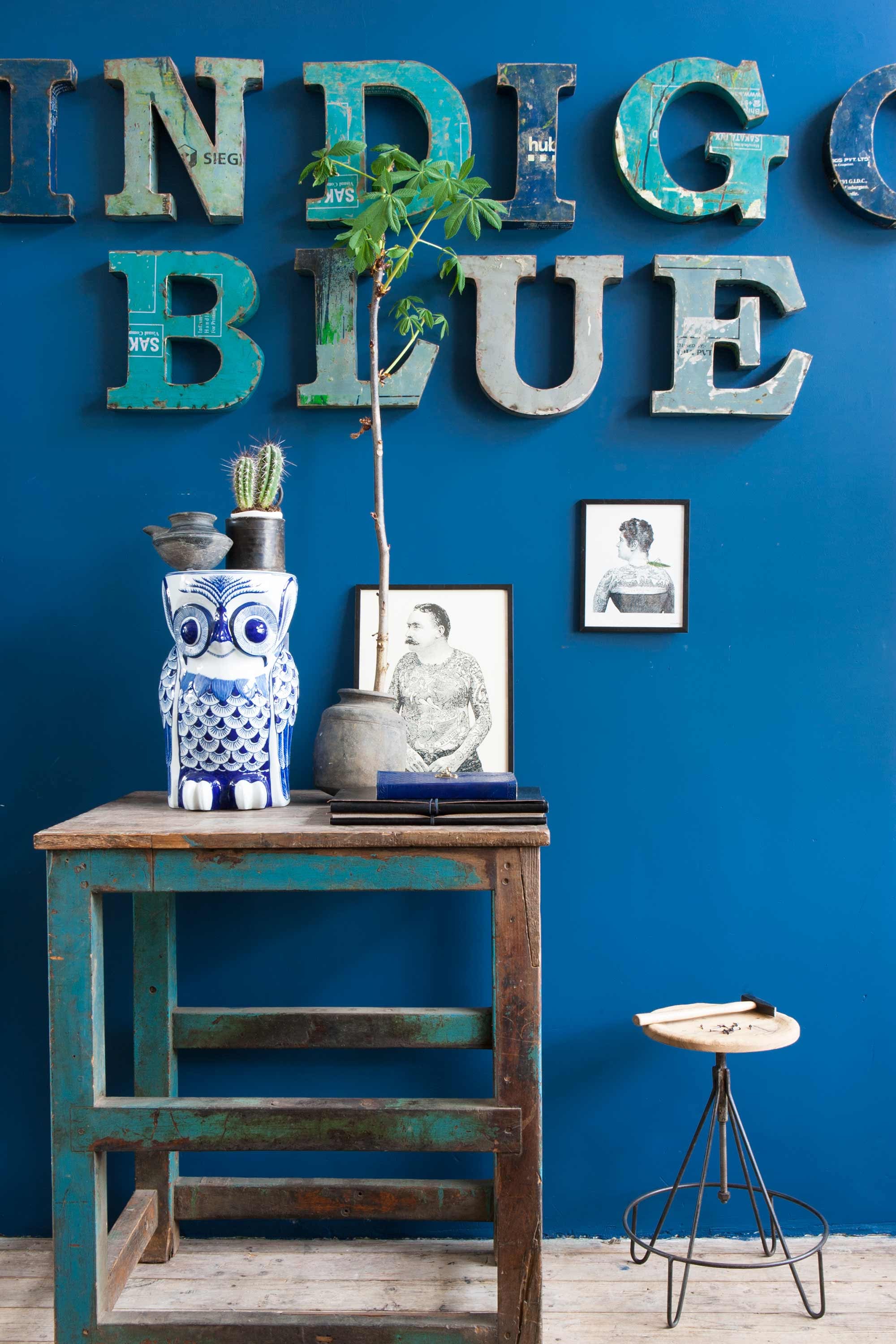 Tafel, letters, lijsten, pot, schenkkannetje, blikken potje, notitieboeken in leer (Raw Materials). Krukje Uil van keramiek (Pols Potten).