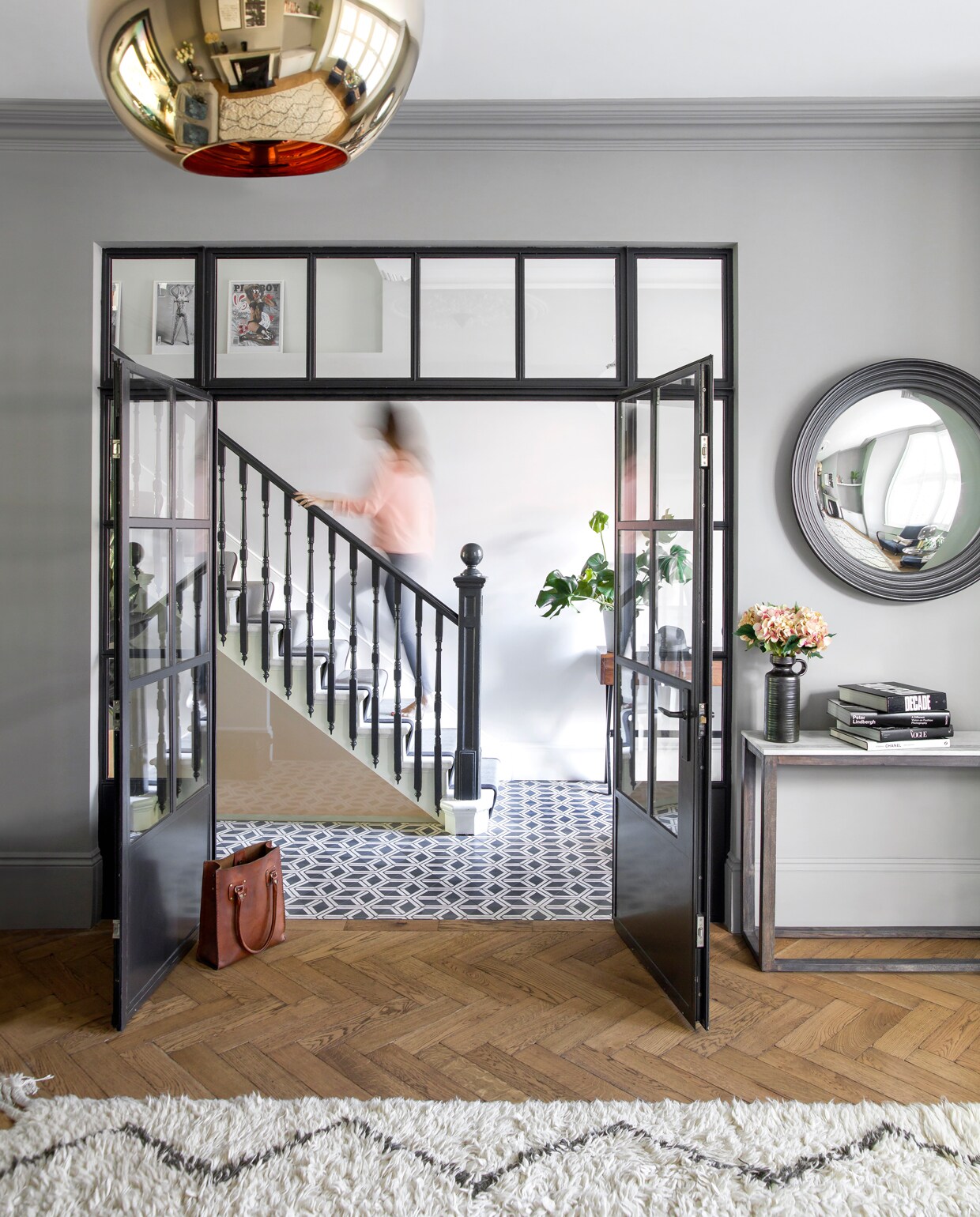 De deur en sponning werden vervangen door brede, hoge stalen deuren. Het metalen raam is van Clement Window en de tegels van Popham Design zijn van Ann Sack. De deur en sponning werden vervangen door brede, hoge stalen deuren. Het metalen raam is van Clement Window en de tegels van Popham Design zijn van Ann Sack.