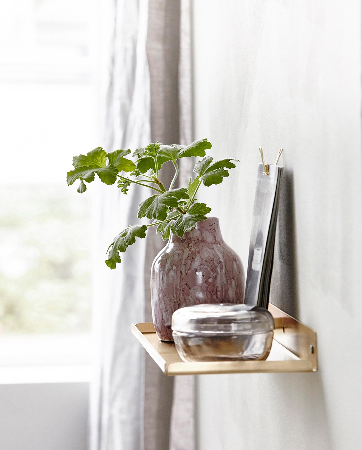 Vaas Effect, glazen doos Oval in de kleur smokey grey, wandplankje Ledge (House Doctor) vtwonen 08-2016 | Productie Corrien Flohil &amp; Stefanie Zegwaard