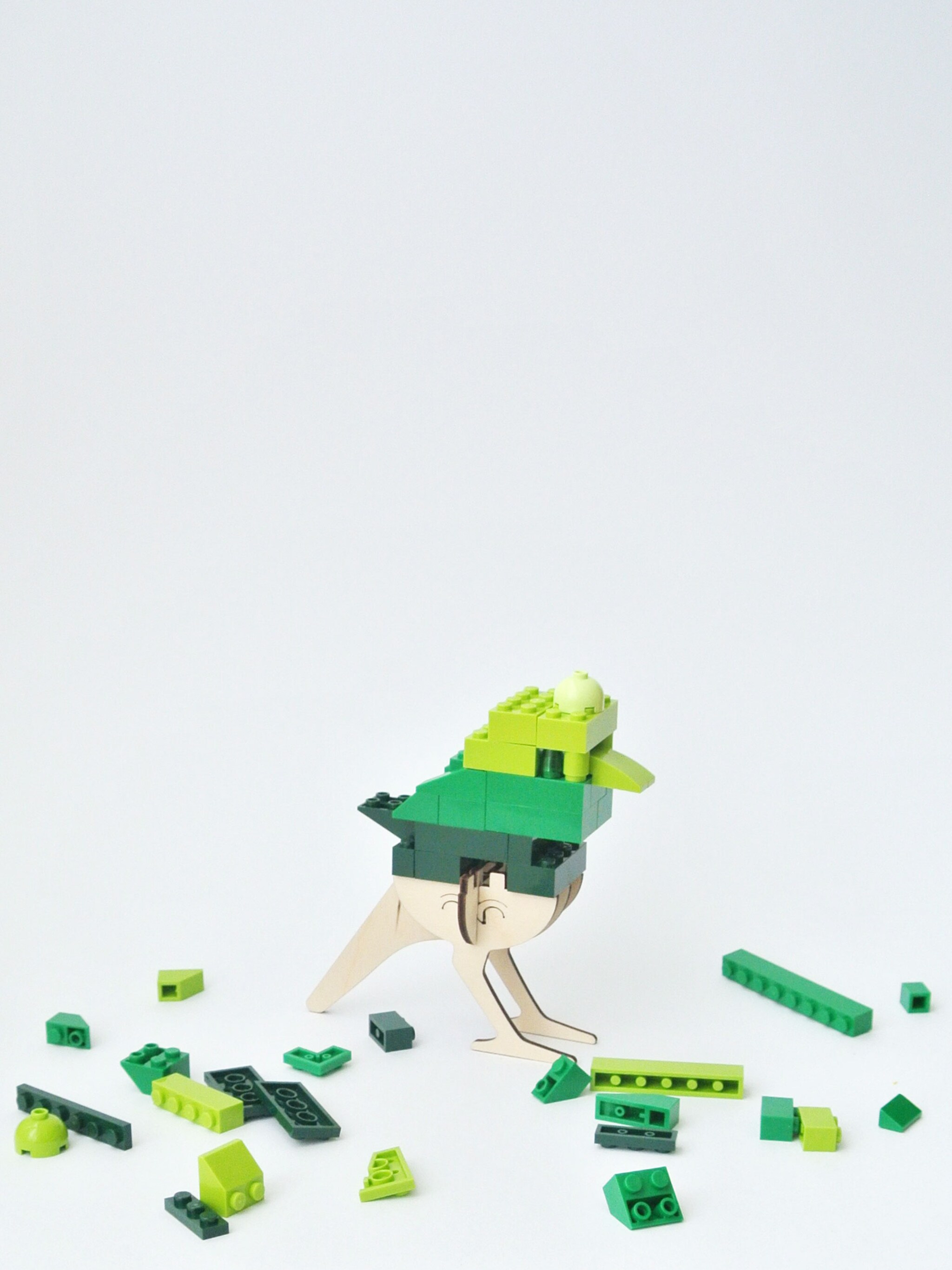 houten boom met lego van brikkon