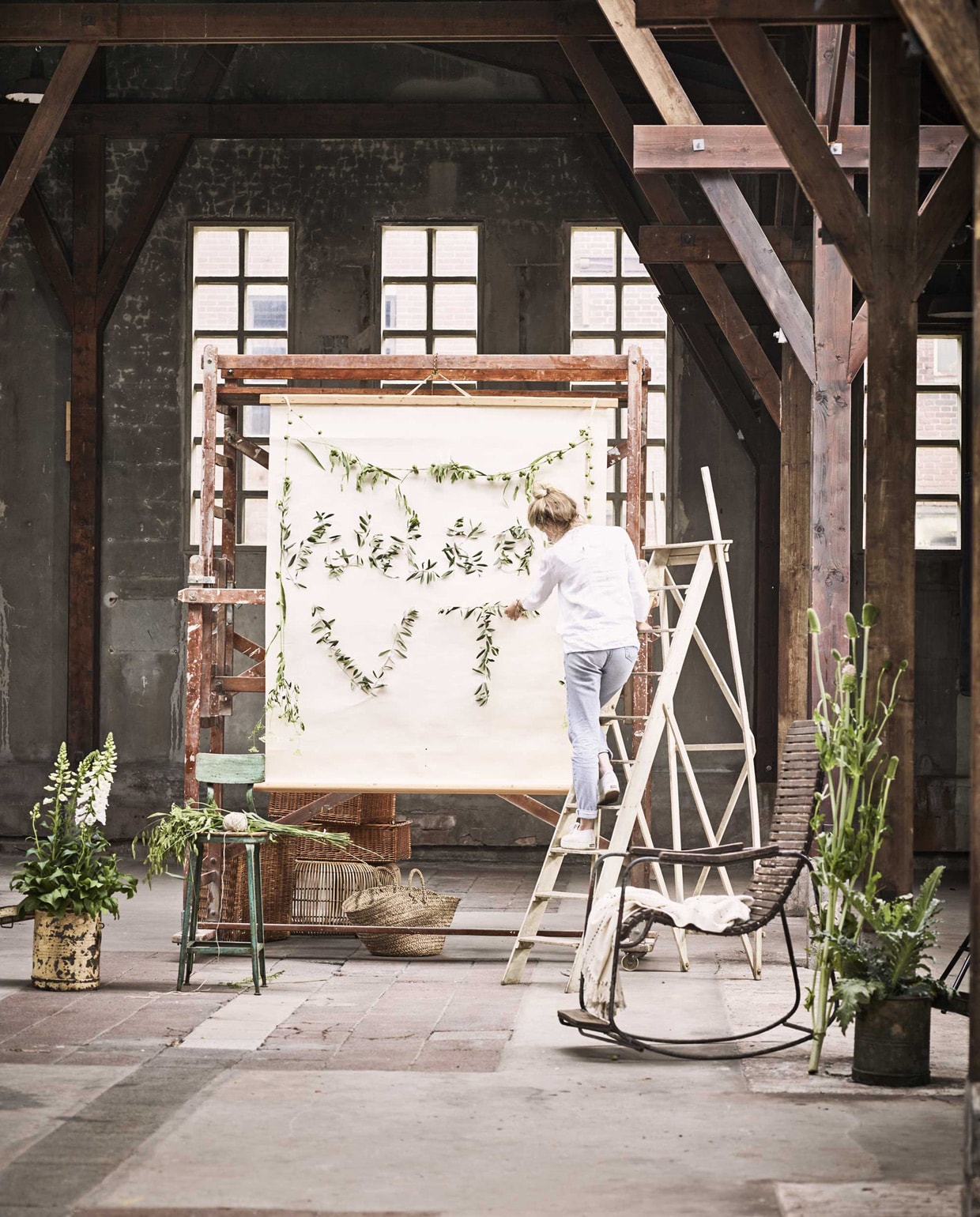 Papieren projectierol, rechthoekige rieten manden (), vintage trap (), stellage, schommelstoel (). Groene kruk, metalen bloempotten (). (Household Hardware),  (HK Living).