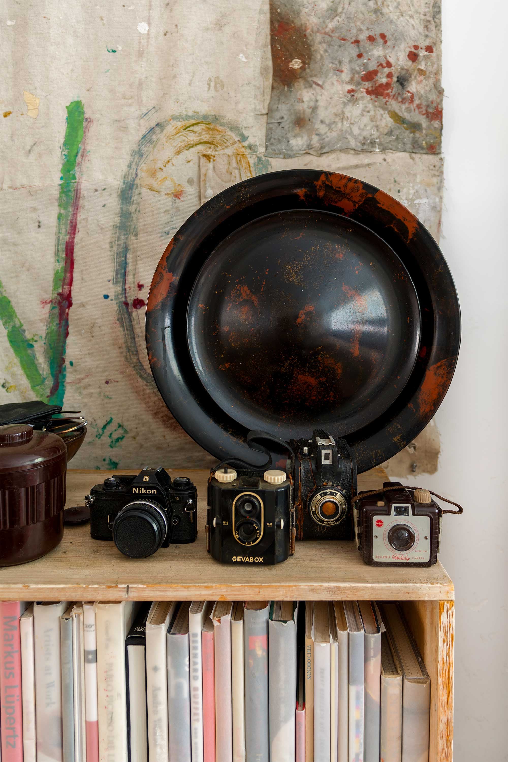 Philips luidspreker van bakeliet uit 1920. De kast voor alle kunstboeken is een eigen ontwerp en afgestemd op de maat van het grootste boek. Achter de kast een doek van Jasper. vtwonen 10-2016 |styling Emmy van Dantzig | fotografie Stan Koolen