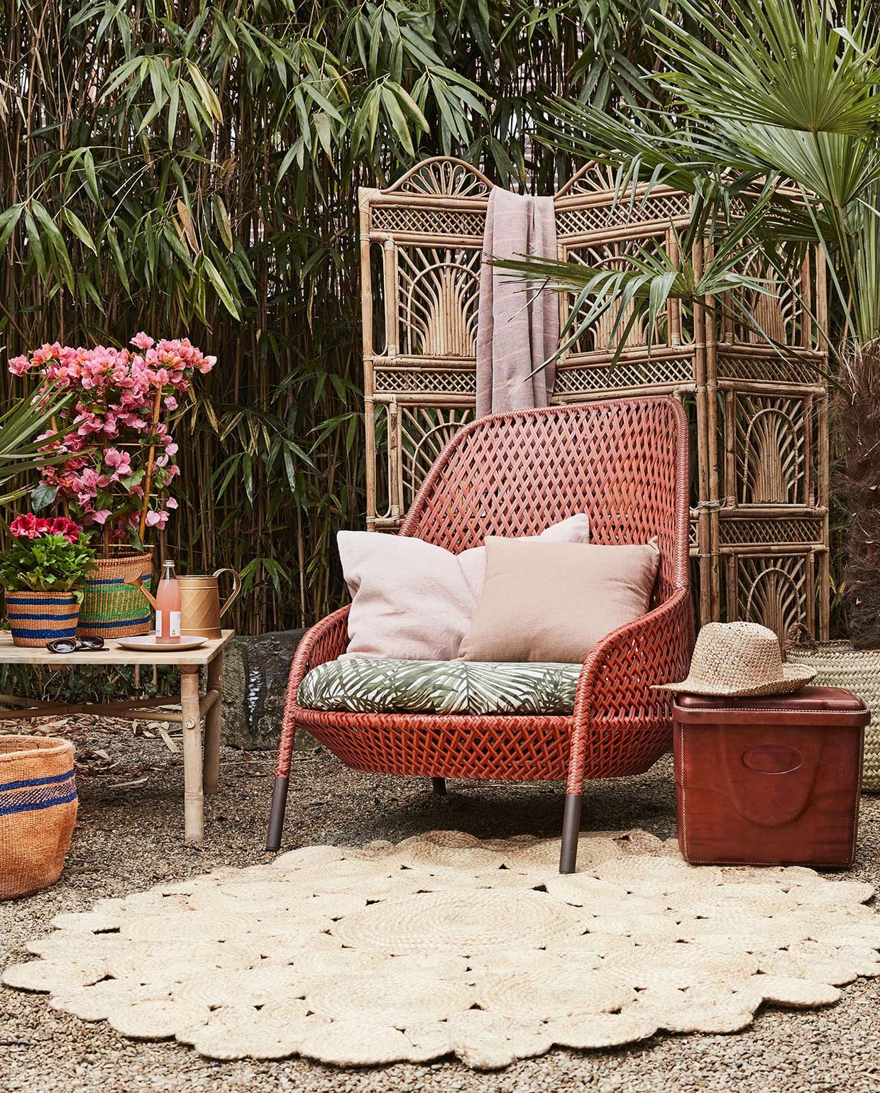 Kamerscherm (All the Luck in the World). Vloerkleed (Zenza). Loungestoel Ahnda van Dedon (Dacks). Bamboe salontafel (L’Etoile Conceptstore). Hoed, roze kussen (De Weldaad). Gieter, roze hamamdoek (Sissy-Boy). Linnen kussen (By Mölle). Groen met zalmkleurige mand, blauw gestreepte mand, grote zalmroze mand met blauw (Couleur Locale). Bord, leren koelbox (Meker Wonen). vtwonen 09-2016 | Fotografie Alexander van Berge | Styling Cleo Scheulderman