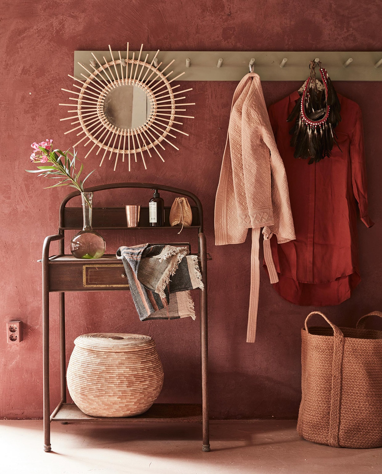 Terrakleurige mand, koperen beker (Six and Sons). Spiegel (L’Etoile Conceptstore). Verentooi, antiek metalen kastje, gastendoekje, flesvaas (Meker Wonen). Mand met deksel (Couleur Locale). Kapstok (Combitex). Zijden blouse, zalmroze jasje (Sissy-Boy). vtwonen 09-2016 | Fotografie Alexander van Berge | Styling Cleo Scheulderman