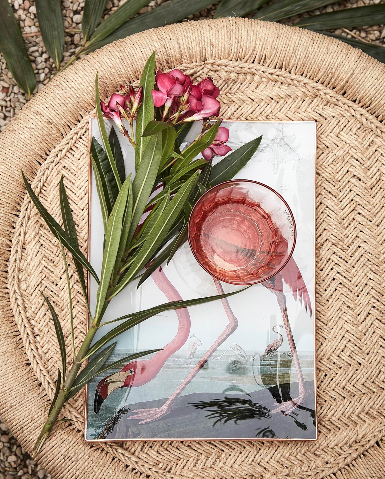 Schaal met flamingoprint (Pols Potten). Poef (Zenza). Glas (&amp;Klevering). vtwonen 09-2016 | Fotografie Alexander van Berge | Styling Cleo Scheulderman