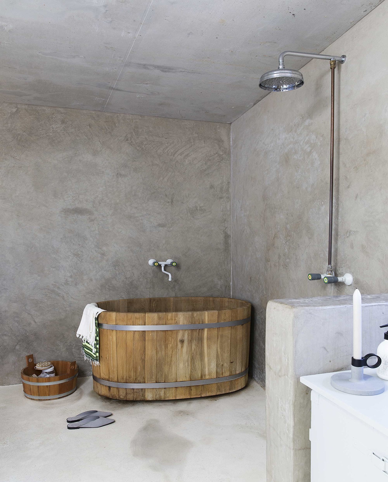 Japans houten bad Ofuro, prijs op aanvraag (badenvanhout.nl). Wanden van tadelakt en leemstuc van Tierrafino, wit marmeren terrazzo vloer (House of Bouw). Douchemengkraan, badmengkraan (FAR). Slofjes, kaarsenstandaard Concrete van Menu (Bed Habits). Kastje (Combitex). Overig privébezit. vtwonen 08-2016 | Fotografie Jansje Klazinga | Styling Frans Uyterlinde