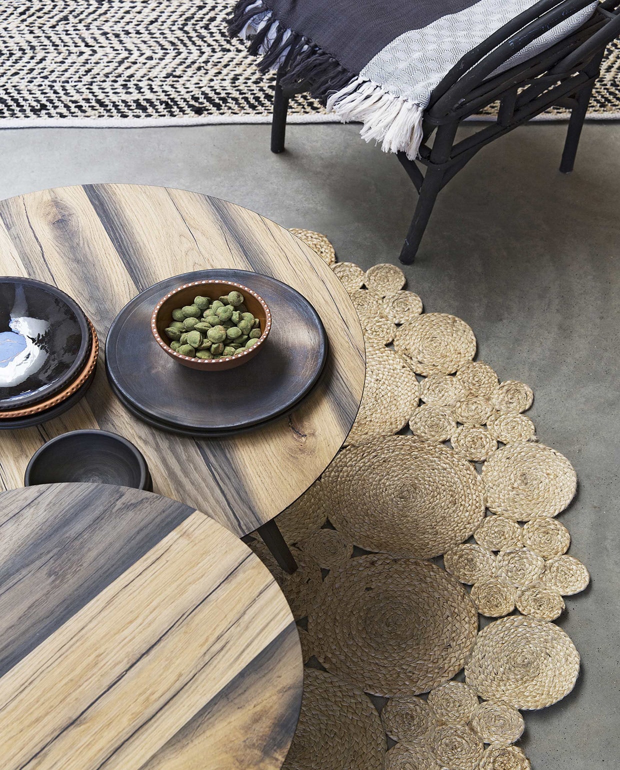 Vloerkleed met zigzagpatroon van leer en katoen, vloerkleed Mandala Carpets (Zenza Home). Eiken salontafel Slo Savon (Design 020). Zwarte rotan stoel (Household Hardware). Plaid (Raw Materials). Aardewerk van Beate Snuka vana (The Frozen Fountain). vtwonen 08-2016 | Fotografie Jansje Klazinga | Styling Frans Uyterlinde