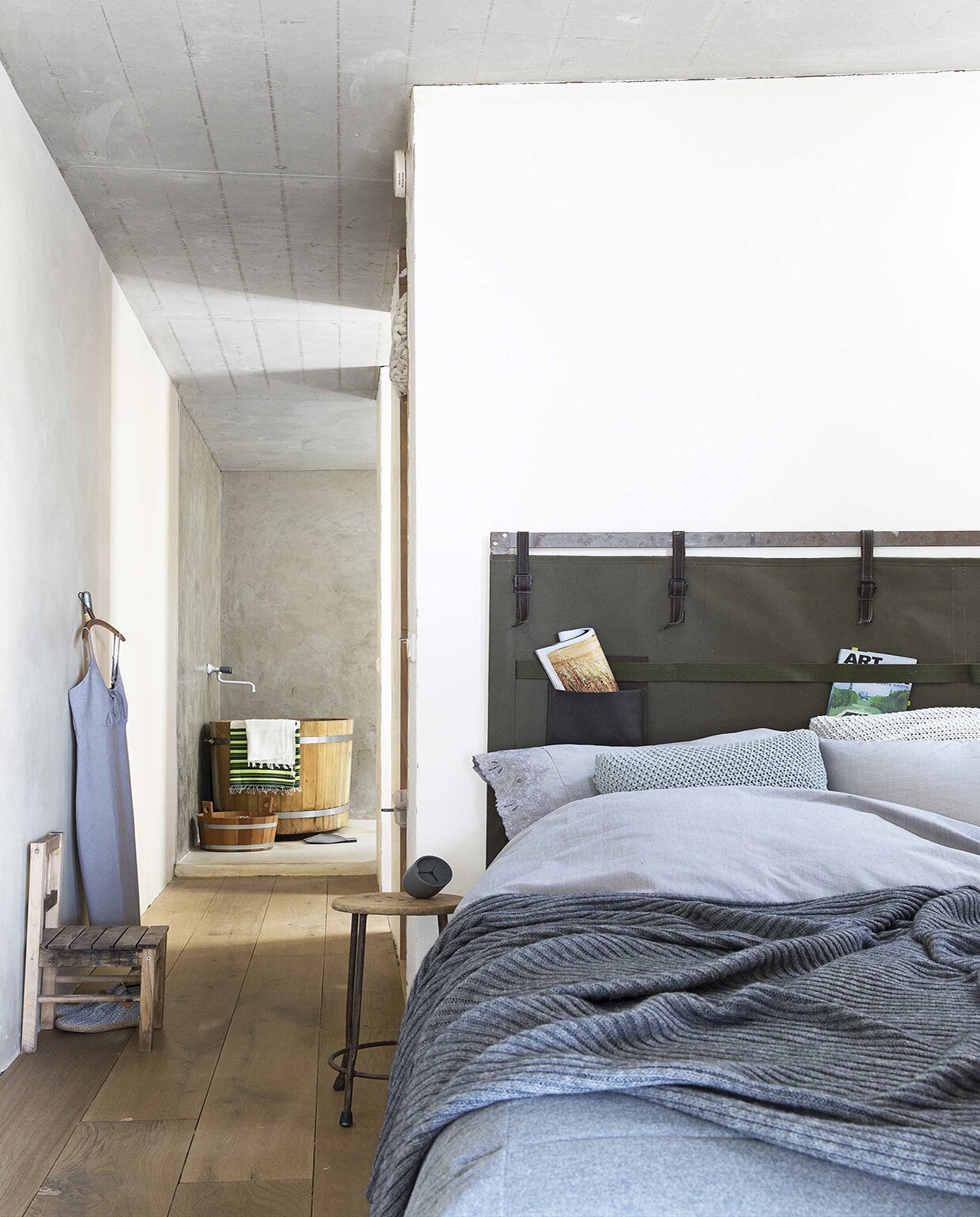 Dekbedovertrek van percal (fijn katoen), inclusief 2 kussenslopen met kantafwerking, nachthemd, wekker Norm Tumbler van Menu (Bed Habits). Voetensprei Lloyd Graphite van linnen en flanel, gebreide sprei van mohair (Mrs. Me). Gebreide kussens per stuk (Raw Materials). Bedachterwand van legerdoek met lussen en insteekzakken (Combitex). Schoenen van Humanoid (Sukha Amsterdam). Overig privébezit. vtwonen 08-2016 | Fotografie Jansje Klazinga | Styling Frans Uyterlinde
