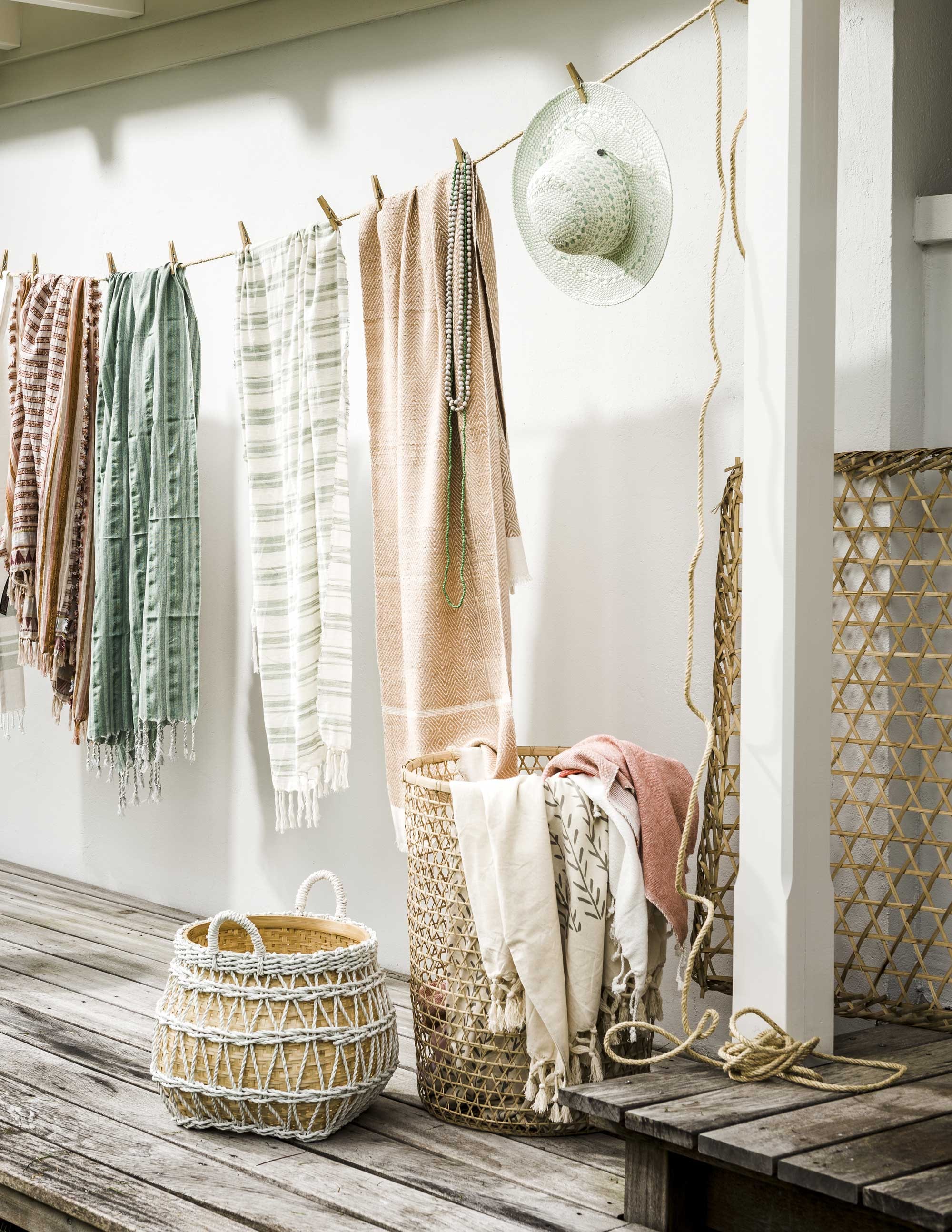 Bamboe rek, terrakleurige hamamdoek, groene hamamdoek (). Wit-groen gestreepte shawl, shawl terra gestreept (). Hoge mand Wayan (). Groot offwhite strandkleed met kwasten van Zuss, donkerroze kleed van vtwonen, lage naturel-witte touwmand ().  (Sissy-Boy). Schelpenkettingen privébezit.