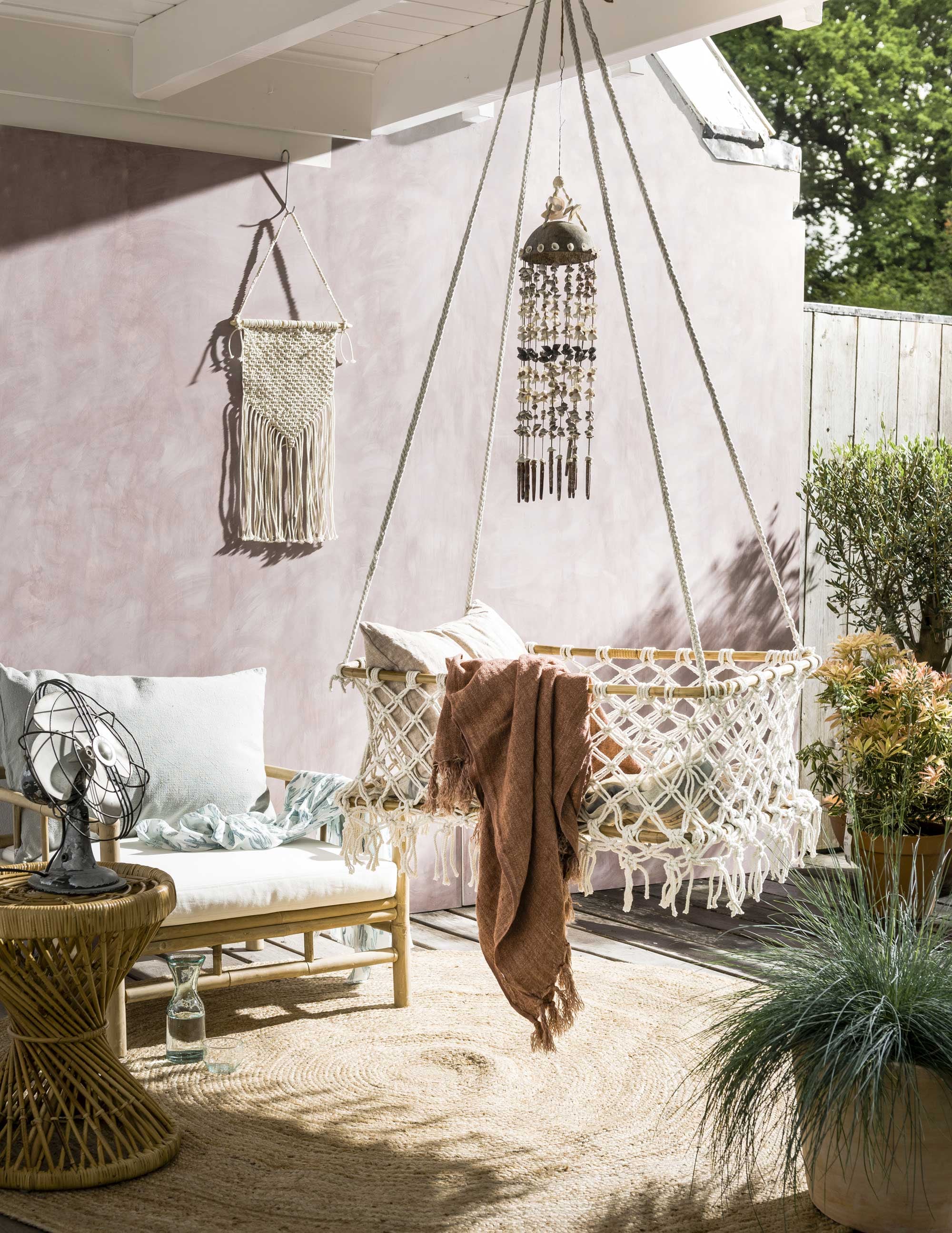 Macramé hangwieg, quilt (). Terra linnen doek (). Kussen van By Mölle (). van Tine K Home (l’Etoile Conceptstore).  (vtwonen.nl). ,  (Dille &amp; Kamille). Vloerkleed (). Macramé wandkleedje (). Diverse planten ( en tuincentrum). Oude ventilator en schelpenhanger privébezit.