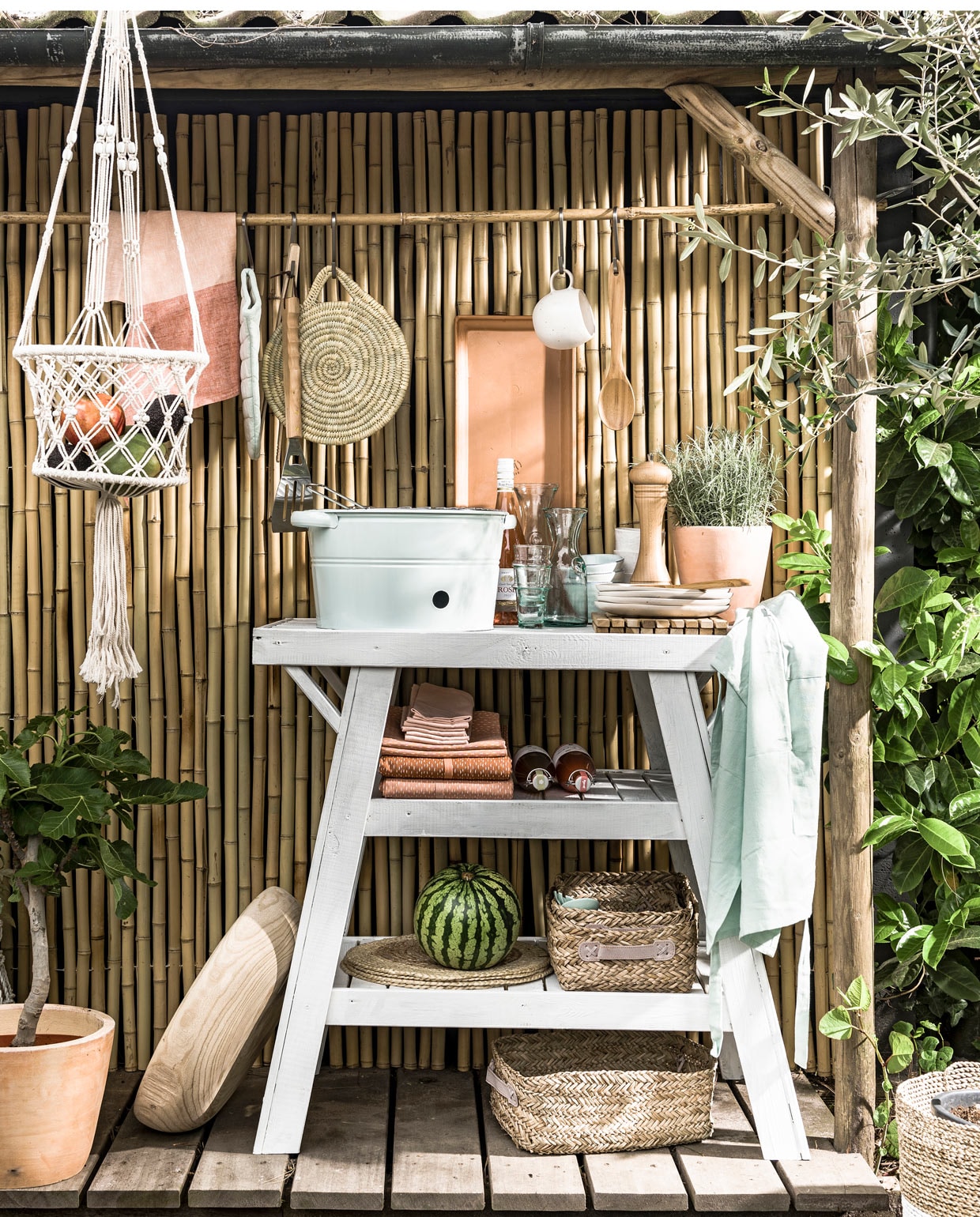 Bamboe wand, bamboestok (). Tuinwerktafel, zelf wit gebeitst (). Macramé hanger, grote houten schaal, rieten placemats, houten onderzetters, rieten mandjes, borden, theedoek (). Barbecuespatel, barbecuetang (). Rieten onderzetter, ovenwant, barbecue, terracotta schaal, pepermolen, houten lepel, waterkaraf klein, waterkaraf groot, tafelkleden terra en zacht terra gedessineerd, servetten, schort (). Terracotta pot, kleine terracotta pot (). Gestreepte transparante linnen gordijnen (). Vijgenboompje (tuincentrum). Kerrieplant (). Overig privébezit.