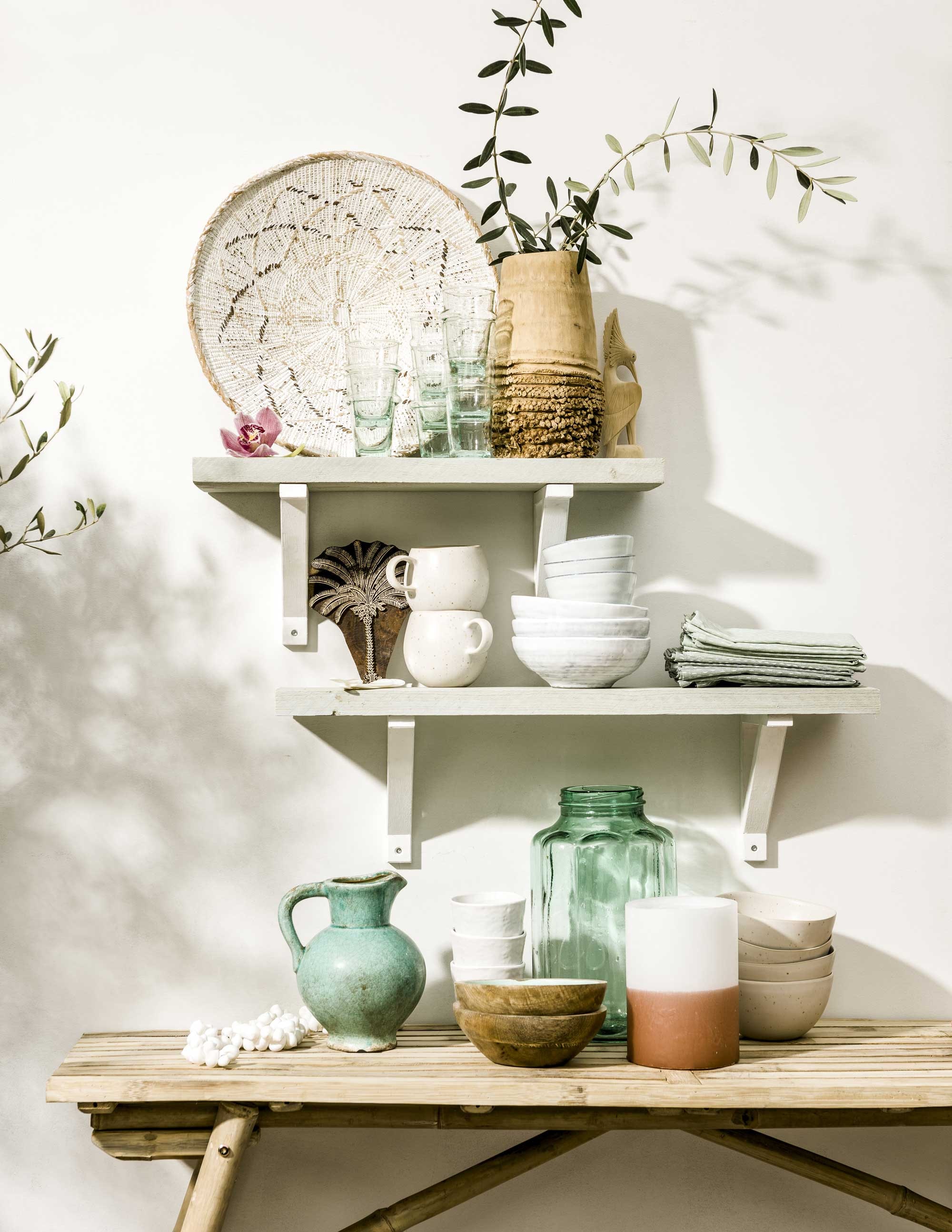 Witte rieten schaal, palmboomvaas (). Houten paradijsvogeltje, schelpenketting (). Glaasjes per stuk, witte mokken Sandrine, witte schaaltjes, lichtgroene schaaltjes, groene karaf, celadonkleurige houten schaaltjes, witte schaaltjes Sandrine ().  (Dille &amp; Kamille). UNC Urban Nomad (vtwonen.nl). Groene glazen vaas (). Windlicht (). Aquablauwe steigerhouten plankjes ().  van Tine K Home (vtwonen.nl). Overig privébezit.