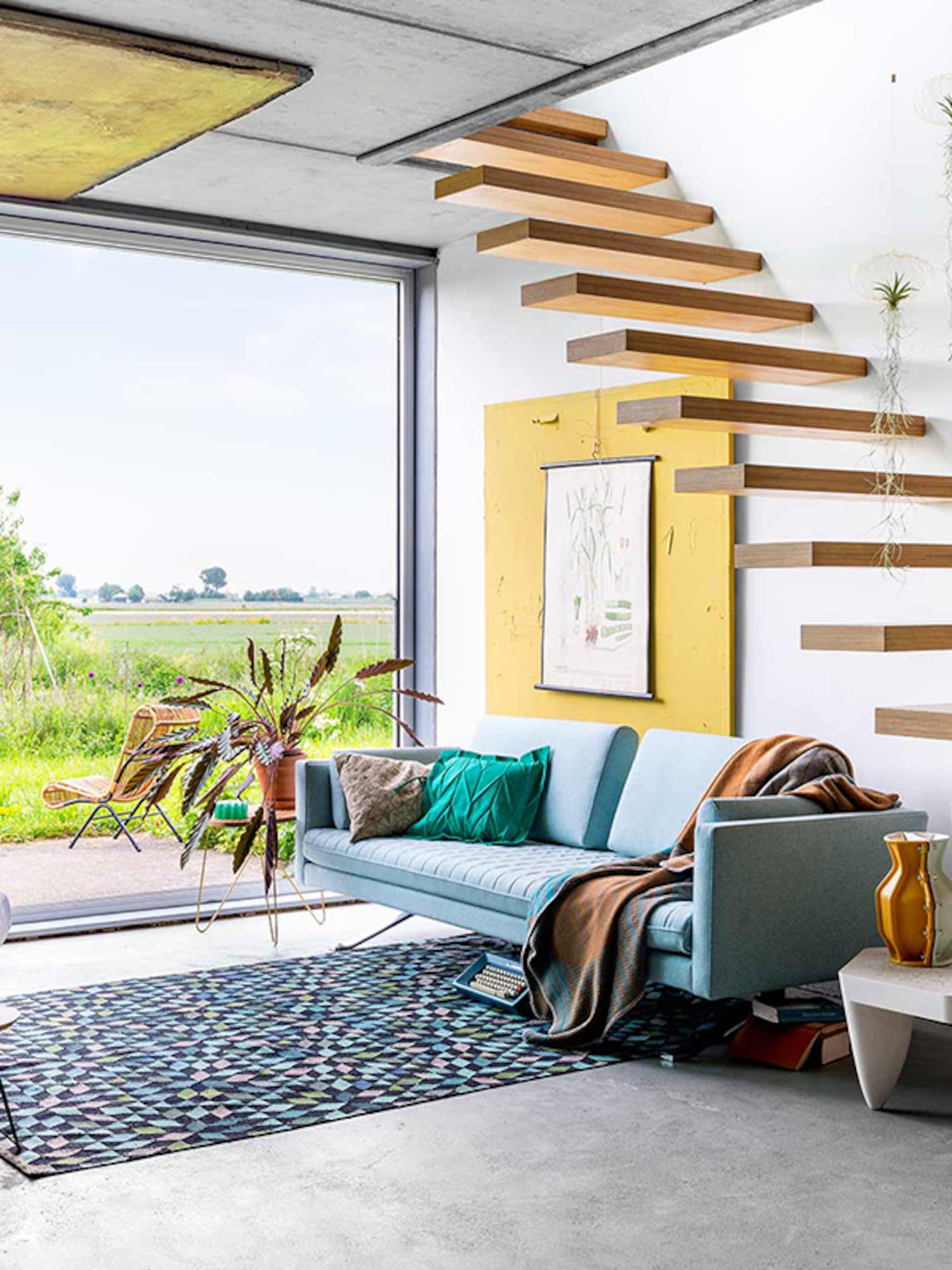 hoogzomerhuis met een kleurrijk interieur