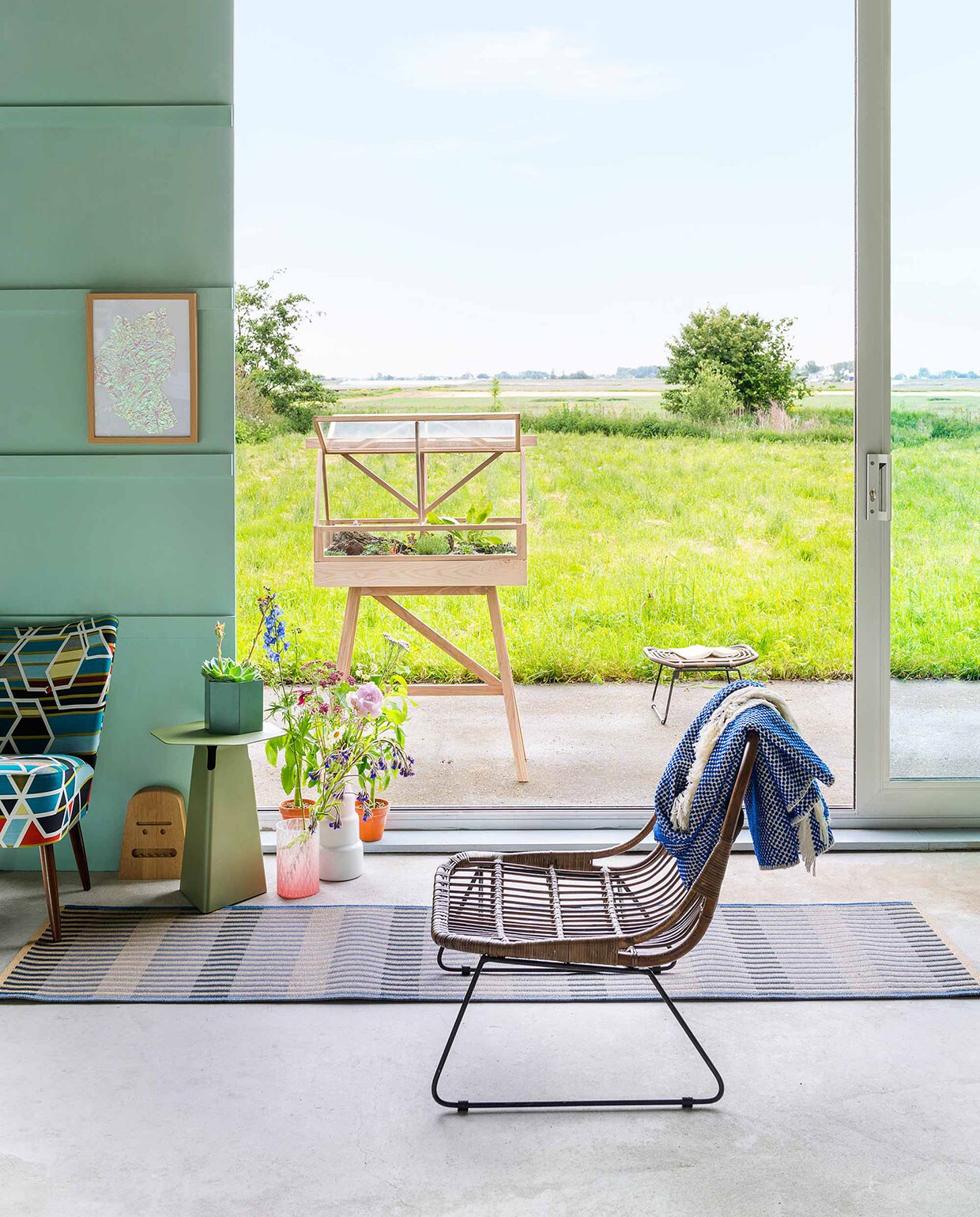 Plantenkas Greenhouse ontworpen door Atelier 2+.  vintage naturel,  vintage naturel (Riverdale). Stoel One Off lounge chair + agency. Groen vaasje Hexagon Pot.  ontworpen door David Weeks Studio,  over stoel Dotto (e15). Groen tafeltje Batch Ocide. Windlicht vaas. Vaas Colour Porselain Vase High ontworpen door Scholten &amp; Baijings. Two Ways (Hay). Lijst privébezit. vtwonen 08-2016 | fotografie Stan Koolen | styling Kamer 465 | bloemstyling Saskia de Valk