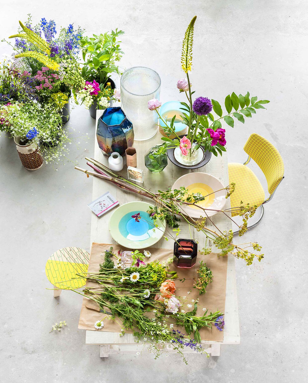 Bloemen ( in samenwerking met ). Iriserende  medium, glimmende  Luster White Shiny High,  Horizon Aqua Gold low (Pols Potten). Bruine vaas Jasba.  Trapped Vase D9, roze vaas Hexagon Vase. Groene vaas Faches. Schaal. Borden uit de Color Traces collection ontworpen door studio rENs.  bekleed met stof Bright grid 0002 van Kvadrat (Dutch Originals). Krukje Plywood stool ontworpen door Sigrid Calon. Bordeauxrode vaas Jewel Vase Amethyst Tafel Colorade antique white. vtwonen 08-2016 | fotografie Stan Koolen | styling Kamer 465 | bloemstyling Saskia de Valk