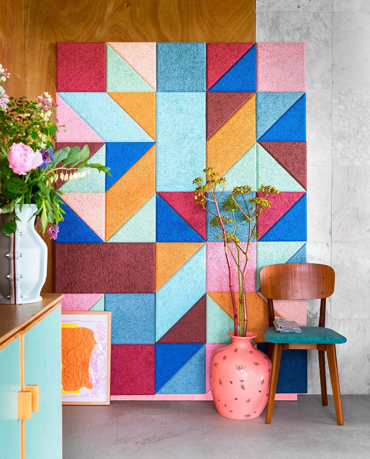 Akoestisch paneel. Lichtblauwe  ontworpen door Floris Hovers,  ontworpen door Maarten Baas (Cor Unum).  Plasterboard Dresser (Floris Hovers). Stoel. Bloemen ( in samenwerking met ). Lijst privébezit. vtwonen 08-2016 | fotografie Stan Koolen | styling Kamer 465 | bloemstyling Saskia de Valk
