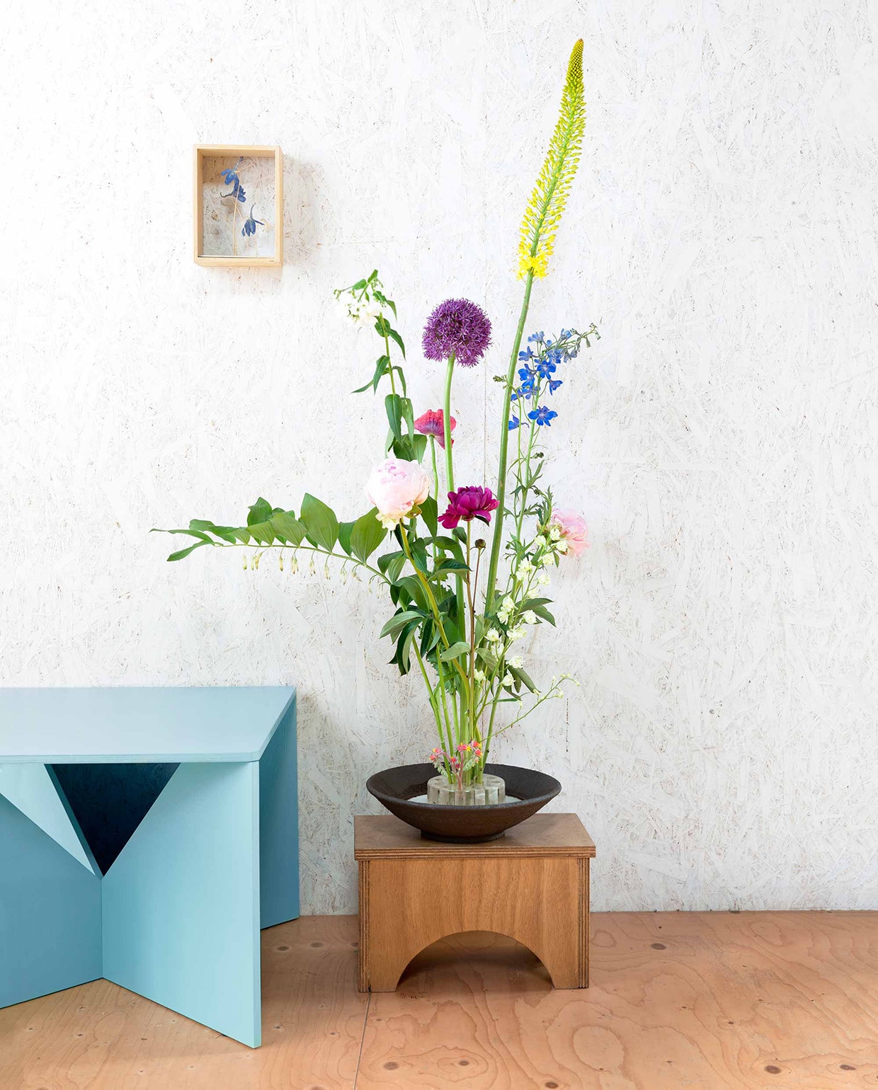 Kunstwerk ontworpen door Saskia de Valk. Bijzettafel Calvert. Vaas Bloom Block en schaal. Krukje privébezit., vtwonen 08-2016 | fotografie Stan Koolen | styling Kamer 465 | bloemstyling Saskia de Valk