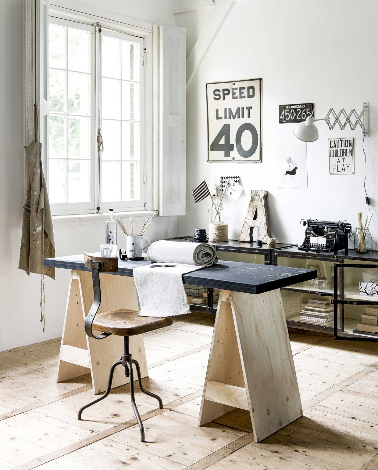 Metalen bord Speed Limit, nummerbord, oude metalen letter A (Spoor 38). Print op de muur Kim by Dufay Alice (L’Affiche Moderne). Wandlamp Aberdeen van It’s About RoMi, zwart-witte opbergdoos Remember (vtwonen.nl). Voorraadpot met deksel Korken, schriften, tapehouder met tape Fullfölja (Ikea). Stoffen vlaggen Hurray Flags (Ferm Living). Metalen dressoir Vegas van New Routz (Het Kabinet). Atelierkruk Pleven (Brût Amsterdam). Overig privébezit. vtwonen 10-2015 | Styling Kim van Rossenberg | Fotografie Sjoerd Eickmans