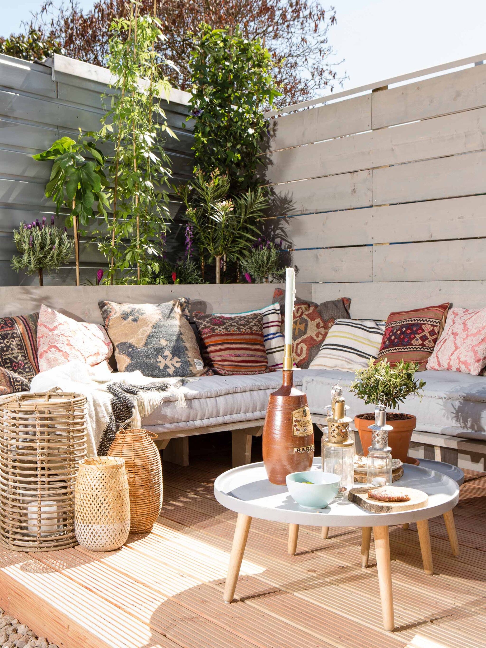 loungen in een ibiza stijl tuin