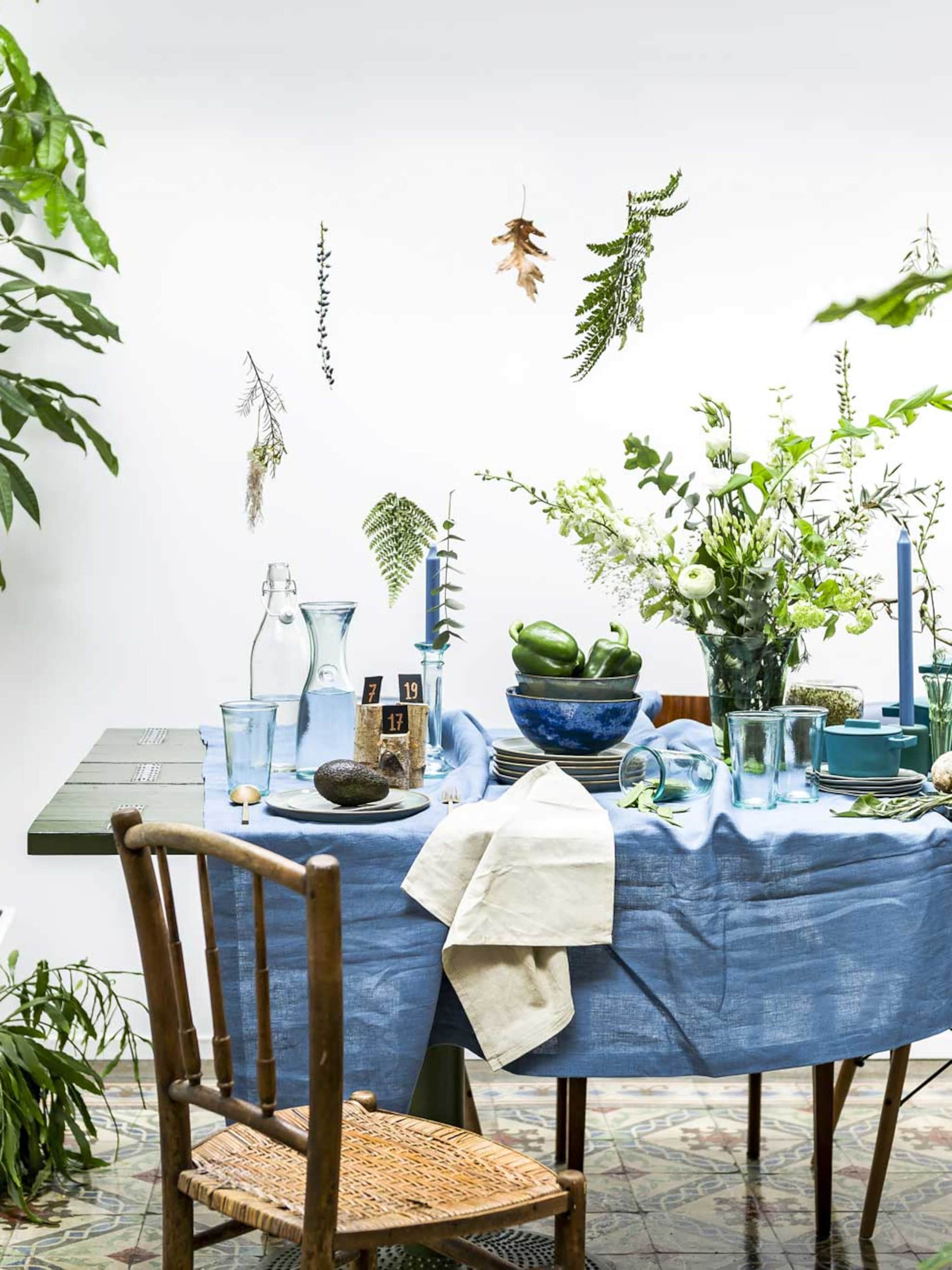 bloemetjesgordijn boven de eettafel