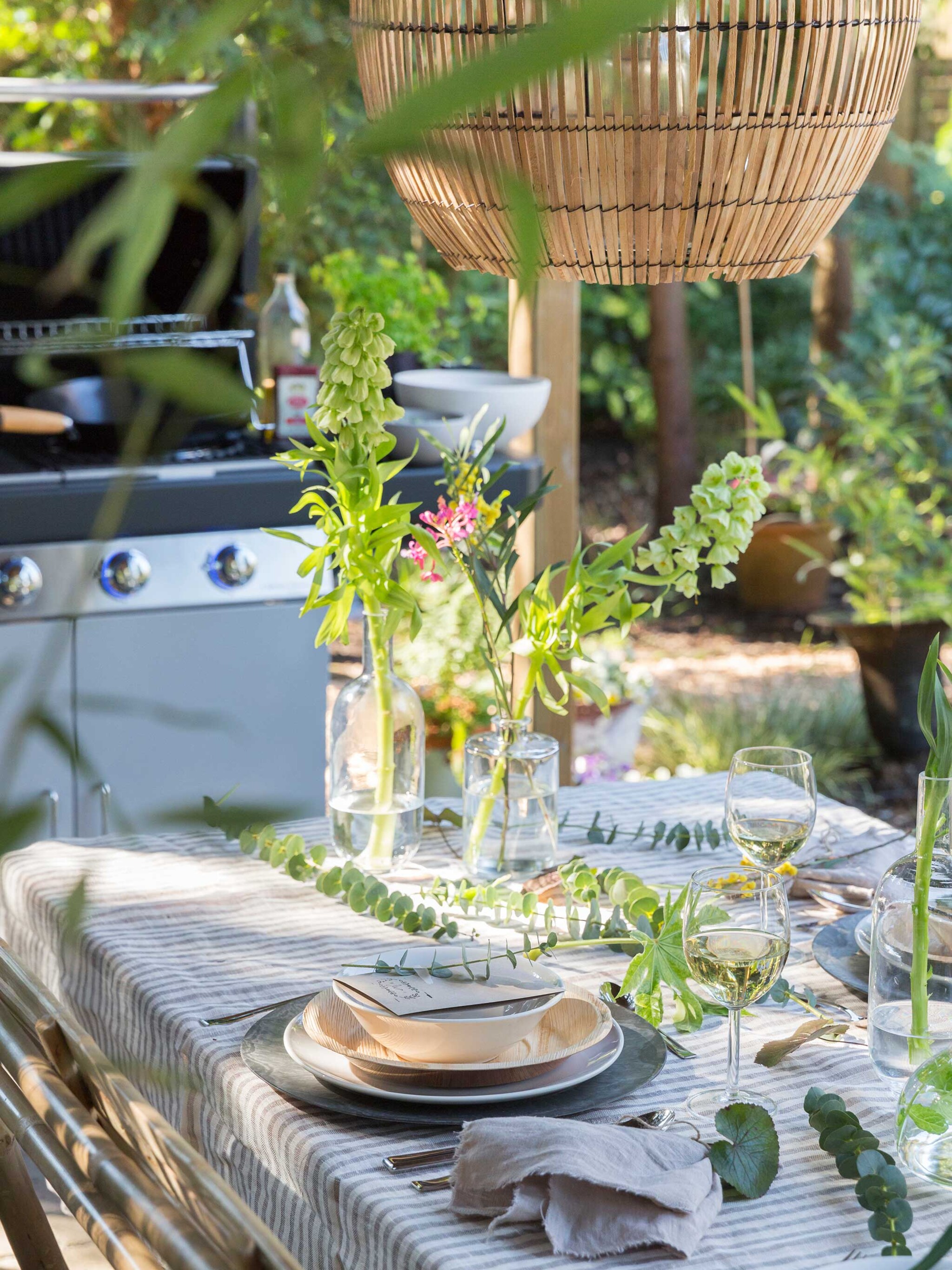 tuintafel met natuurlijke materialen