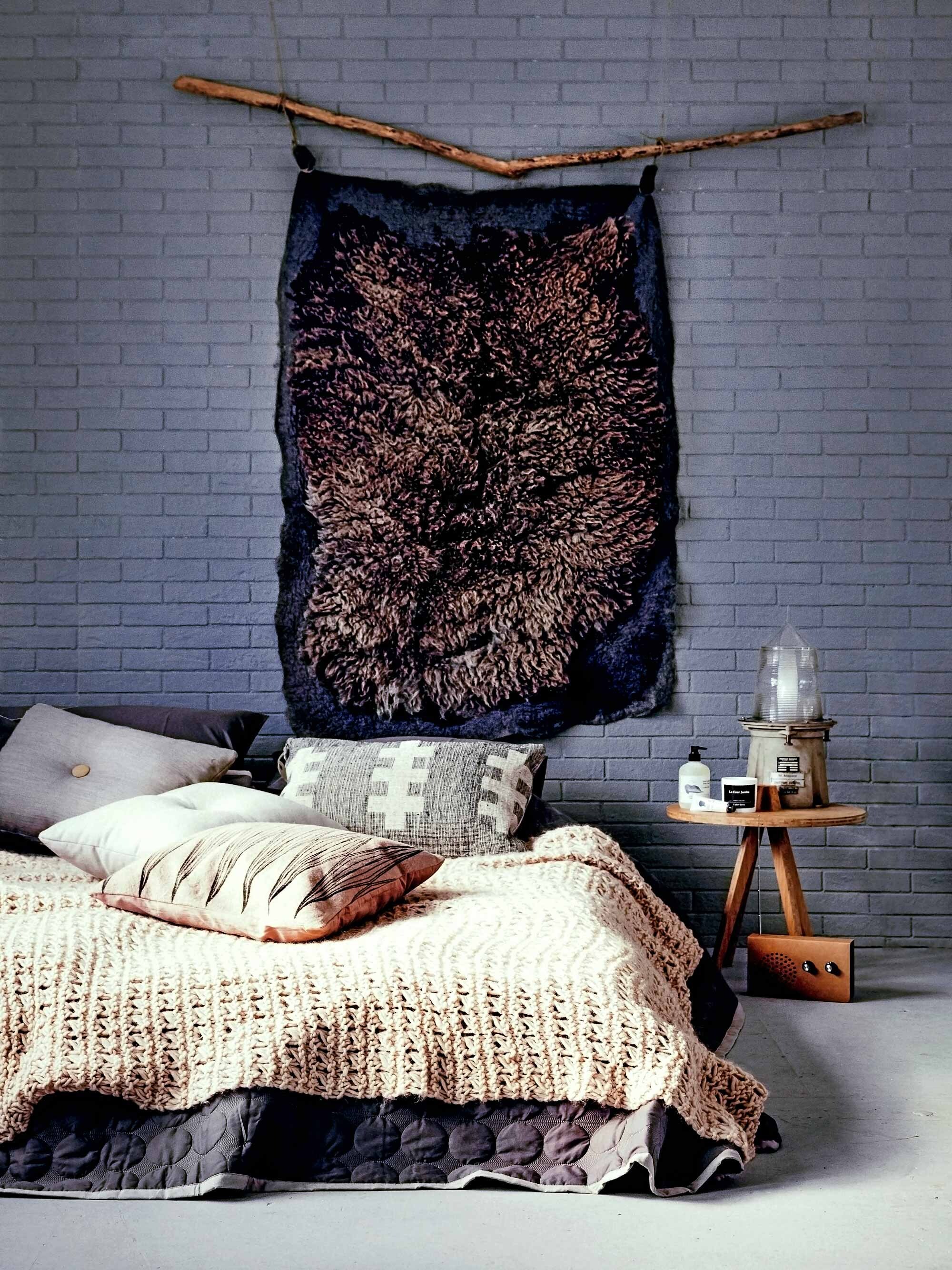 Vacht op vilt (). Grijze  Dot, kussen Dot (). Wollen  (Sukha Amsterdam).  Plus, oudroze kussen met grafische print (). button bamboo (Arp,).  (Neef Louis). Handcrème, bodylotion, doucheschuim, geurkaars (). Kartonnen  van Suck Uk (ecozo.nl). Houten stok gevonden in het bos. Overig privébezit.