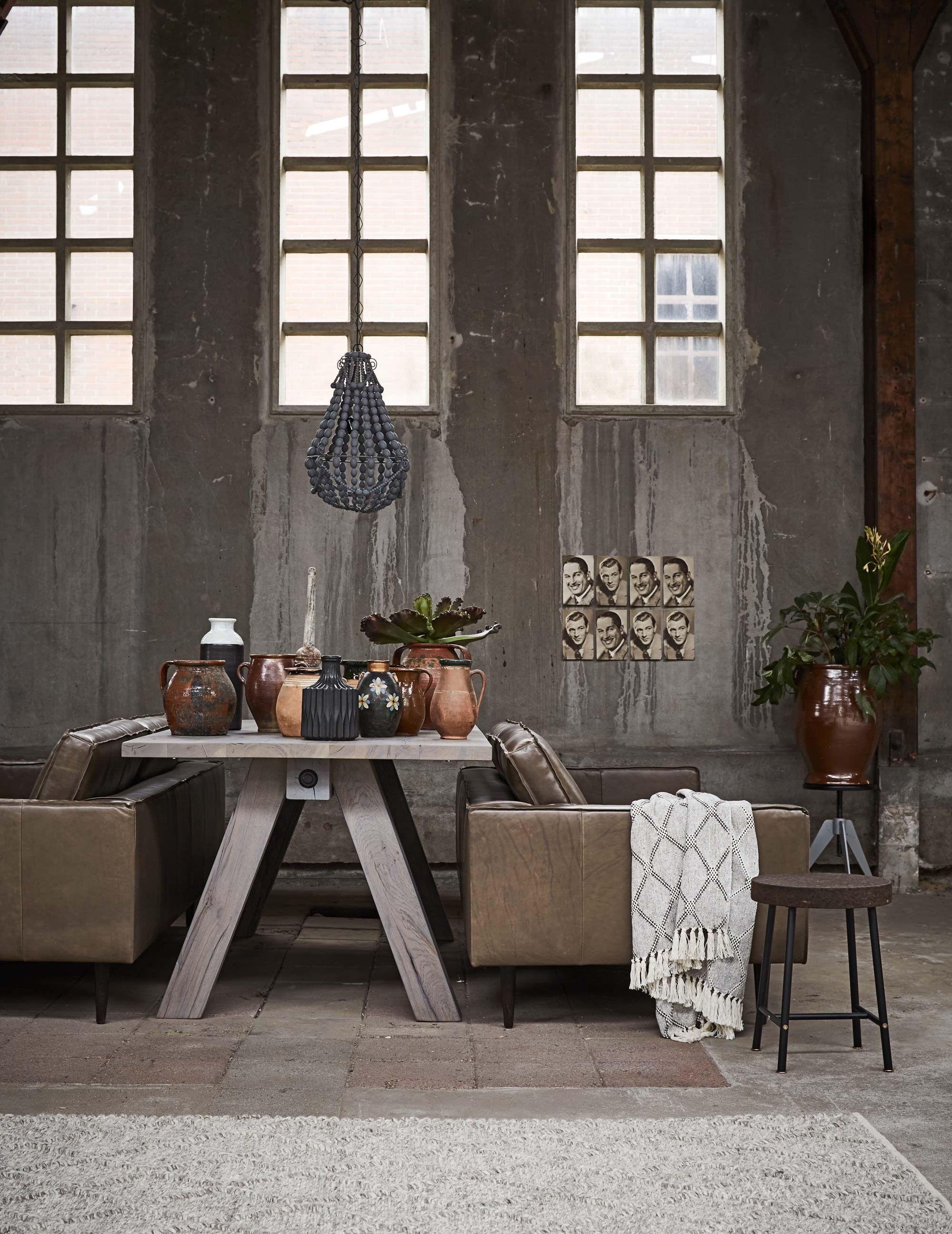 Tafel, kralen kroonluchter Queen (Bodilson). Banken Slimm in leer kleur Fango (Design Loods 5). Diverse potten (Van Dijk &amp; Ko). Zwarte vaas met geometrische tekening, zwart-witte vaas (HK Living). Kunststof vetplant, zinken pinakel (De Weldaad). Ronde kruk met metalen onderstel, verstelbaar in hoogte (HK Living). Grote Keulse pot (Van Dijk &amp; Ko). Overig privébezit. Keulse pot op tafel