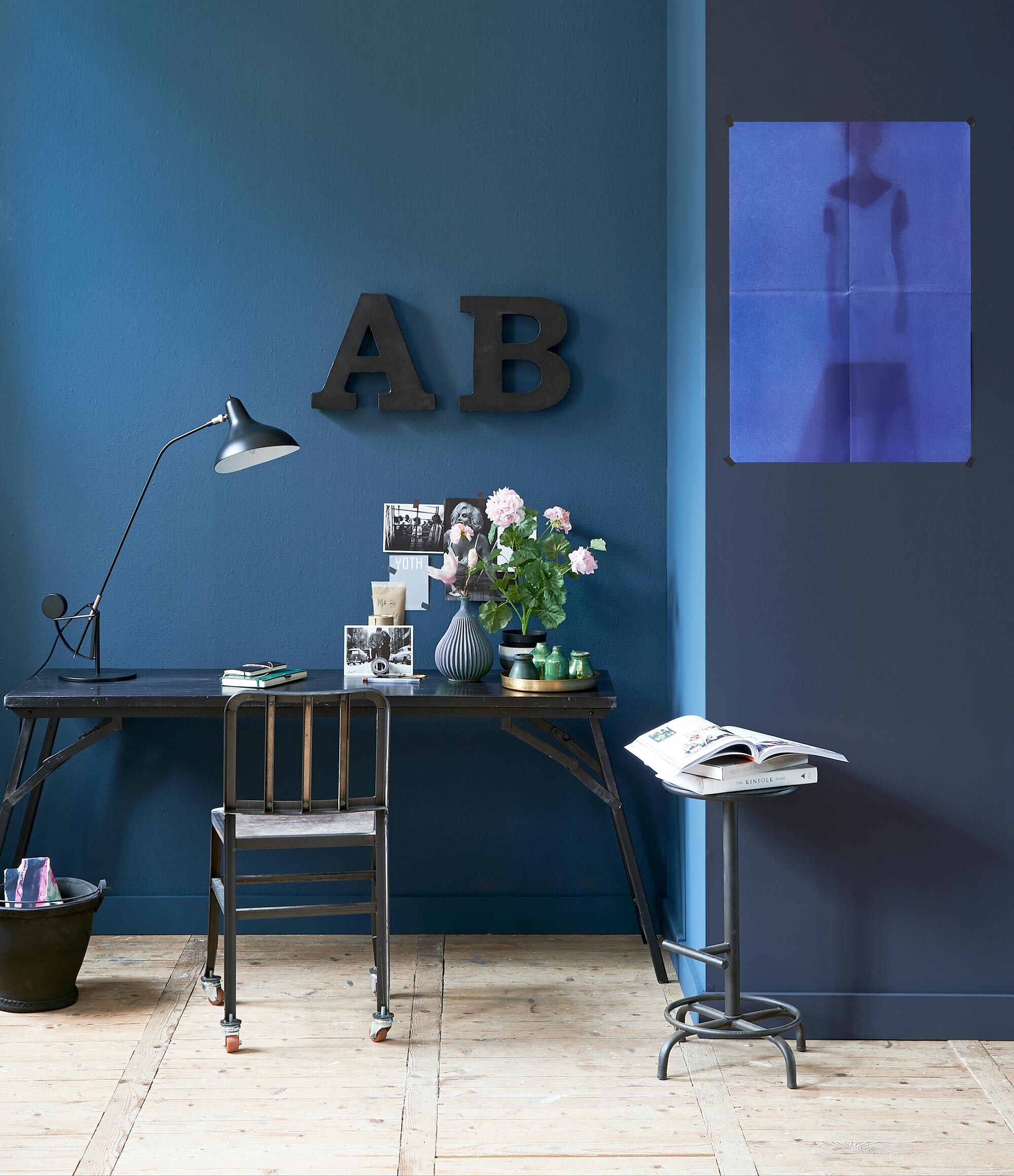 Verfkleur: Ocean. Zwarte klaptafel (HK Living). Bureaulamp (The Frozen Fountain). Stoel (Pols Potten). Kruk, metalen letters, koperen schaal (Het Kabinet). Groene vaas met ribbels, kleine groene en zwarte vaasjes (Casa Vivante). Overig privébezit. vtwonen