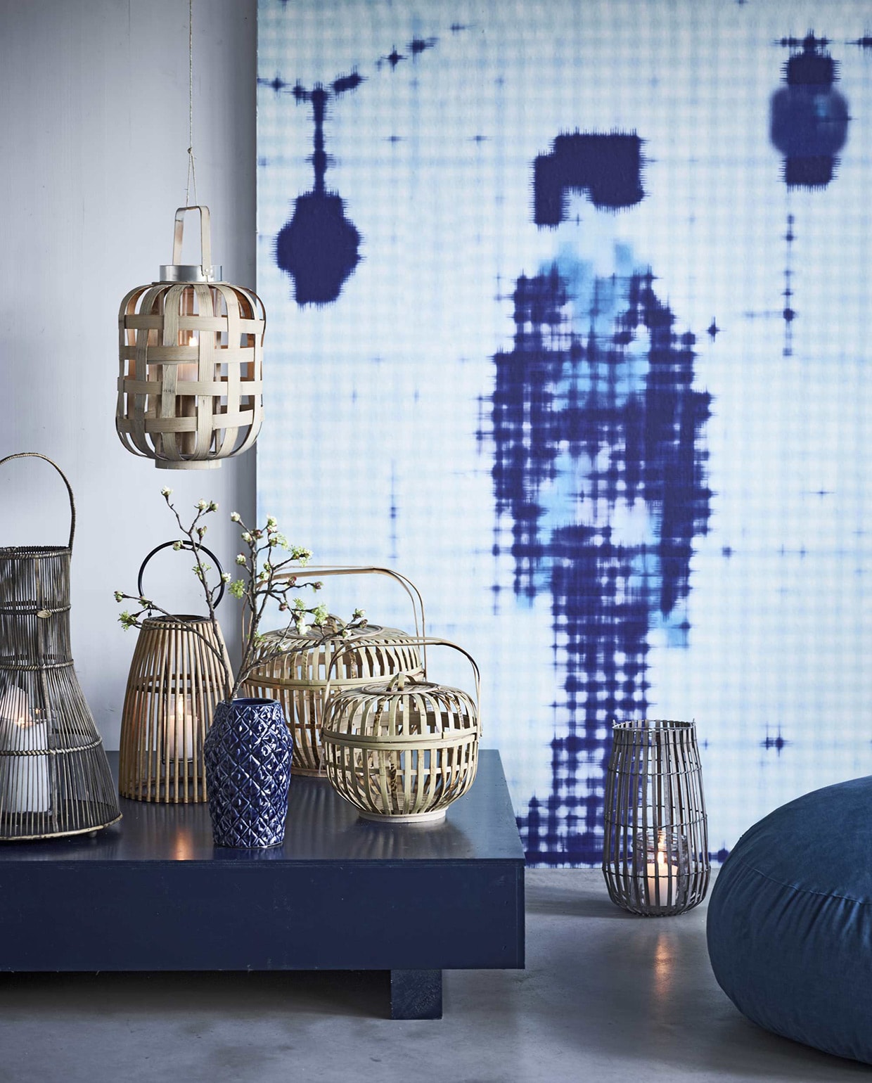 Behang uit de serie Addiction van NLXL, ontworpen door Paola Navone (). Lage kisttafel (). Poef Marrow (). Grote opbergmand van bamboe, medium mand ().  Braxton Hayley, , op de grond:  House Doctor Bars, hangend:  Strip van Pols Potten,  van Bloomingville (vtwonen.nl). Bloesemtak € 17,50 (). vtwonen 05-2016 | Fotografie Jeroen van der Spek | Styling Fietje Bruijn