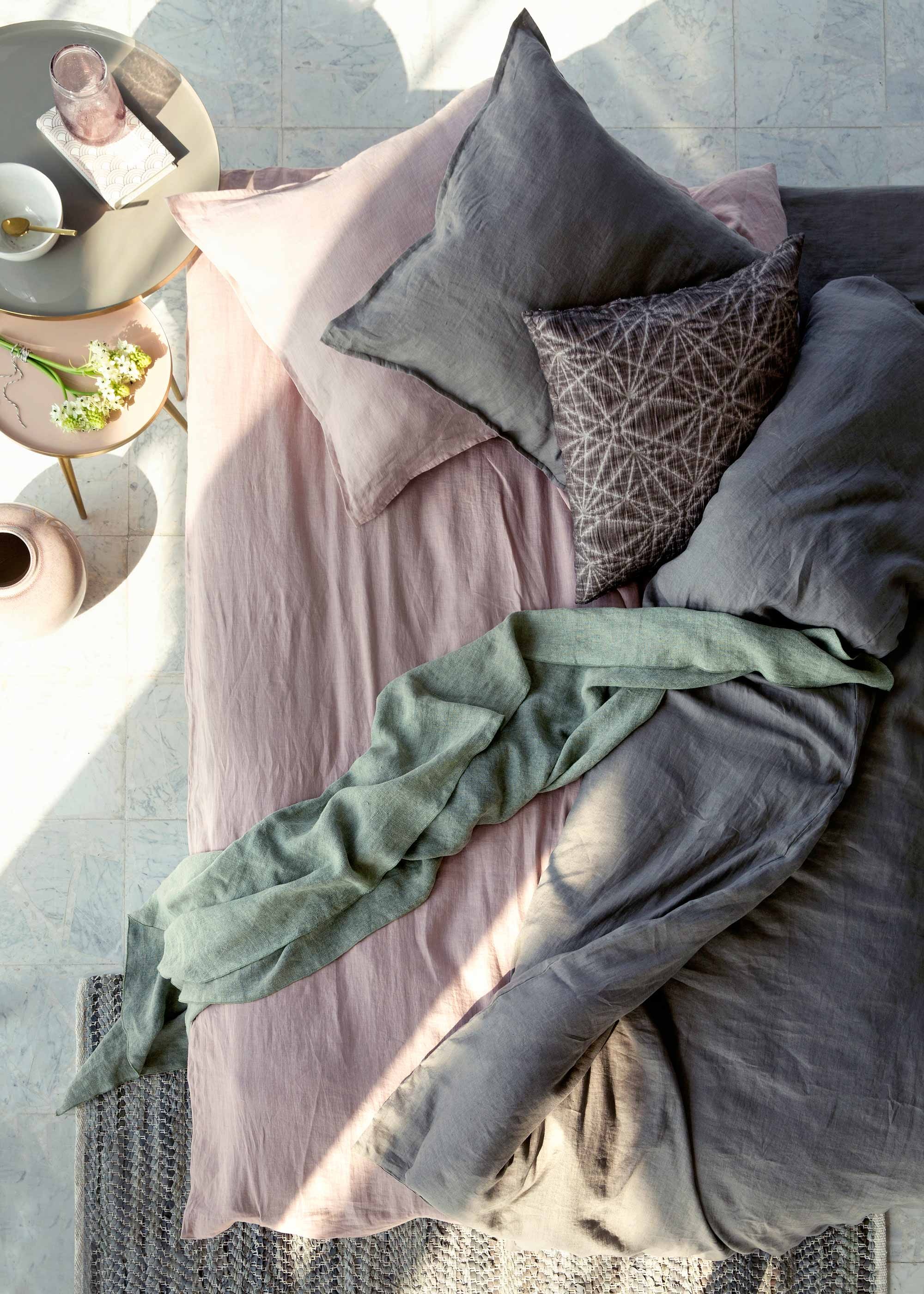 Kussensloop, dekbedovertrek, sierkussen met grafische print, beddensprei groen, tafels, vloerkleed, vaas ().