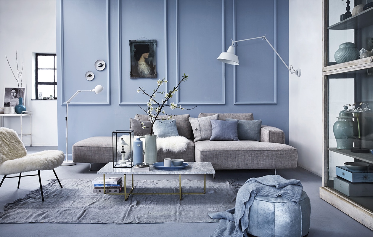 Muurverf Pale Wedgwood Absolute Matt Emulsion van Little Greene, klassieke wandprofielen P9040 op de muur van www.oracdecor.com ().  7780 van Gelderland (Dintra Design). Kussens v.l.n.r. fluwelen  (De Weldaad). Linnen kussenhoes (. Kussen (). Gebreid  (By Mölle). Stoel (). Wandlamp Chicago, vloerlamp Glasgow (). Salontafel (). Blauwe vaas van Elke van den Berg,  van J.C. Hermans (). Lichtgroene kan, vitrine (). Vogeltje (). Blauwe schaal, kom (). Kandelaar (). Poef ().  (Nordal). Vloerkleed (). Gebreid plaid ().  Ibn’de Ida, muurbordjes (). Vitrinekast (). Met daarin v.b.n.b.: lage Chinese pot met deksel, pot van keramiek (), mintgroene pot (). Blauwe doos (). Grijze doos privébezit. vtwonen 05-2016 | fotografie Alexander van Berge | styling Cleo Scheulderman